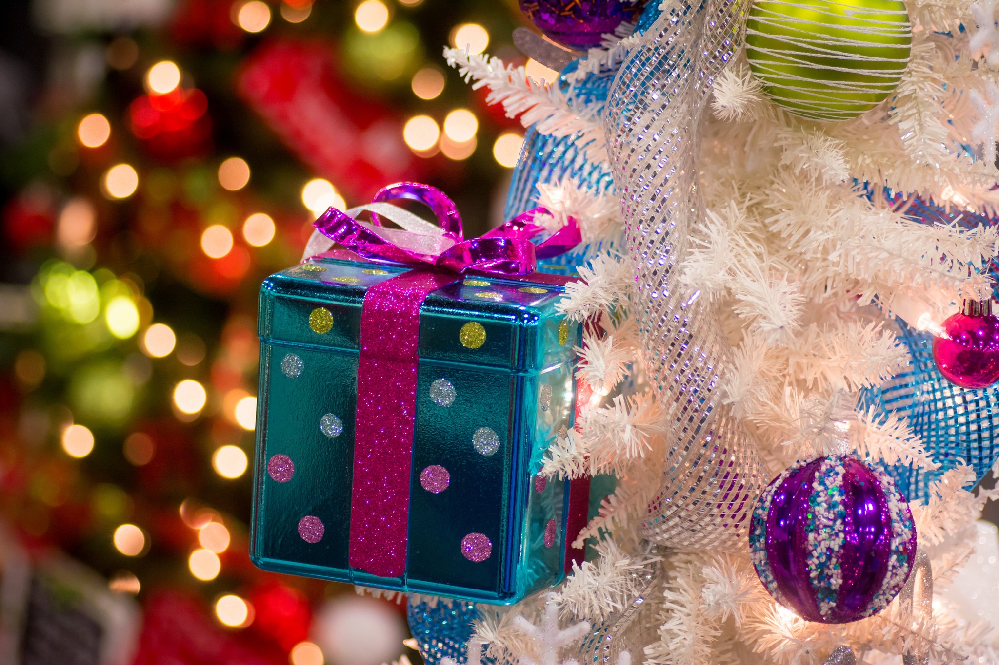 Christmas Tree with Ornaments and Gift HD Wallpaper