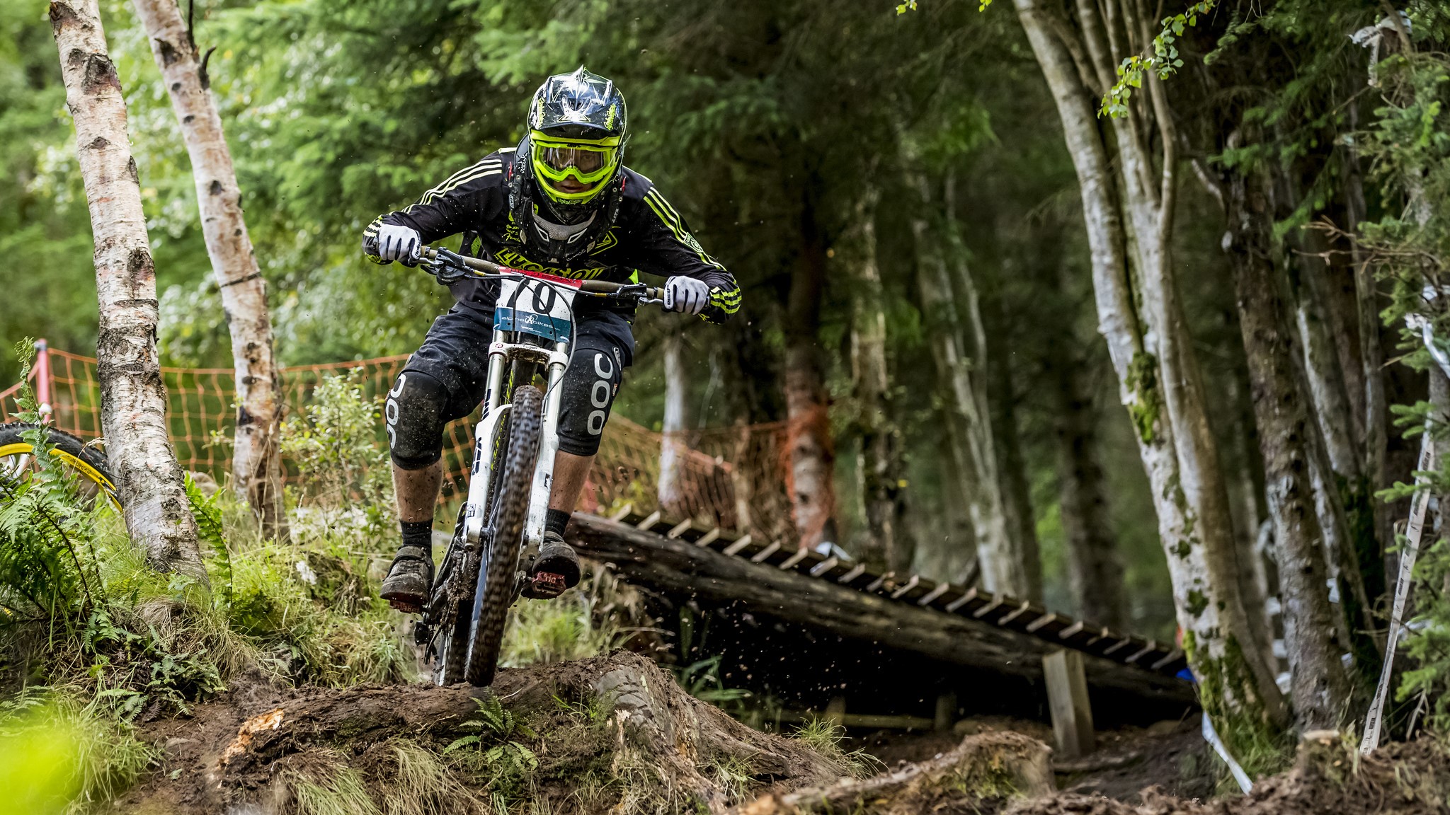 Mountain biker in full gear riding downhill HD Wallpaper