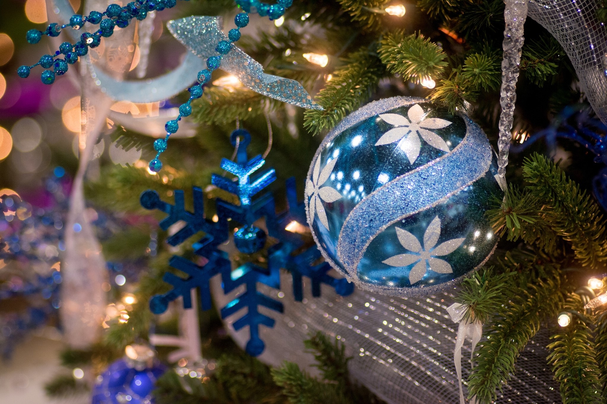 Blue and silver Christmas ornaments on a tree HD Wallpaper