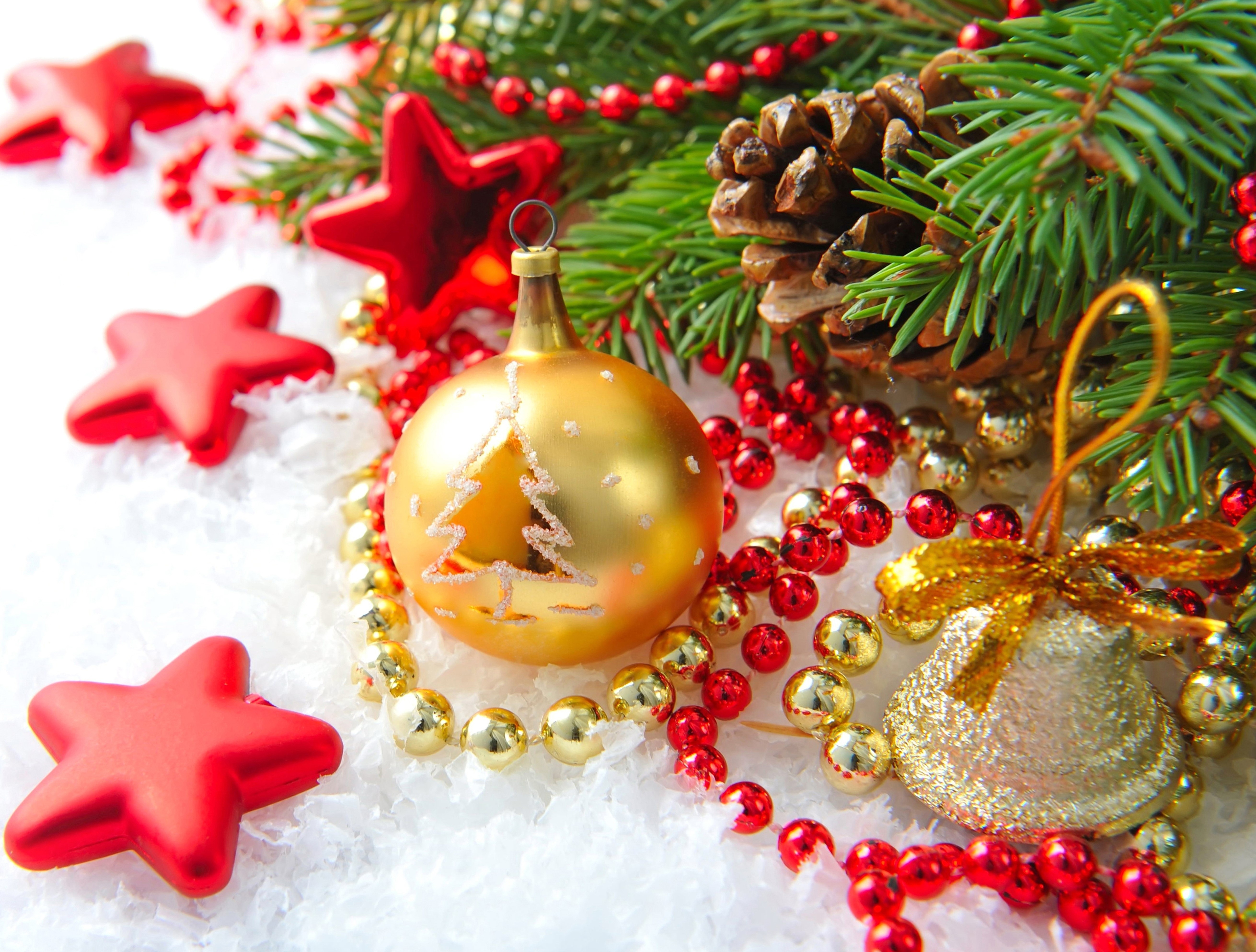 Christmas ornaments with pine cone and fir branches HD Wallpaper