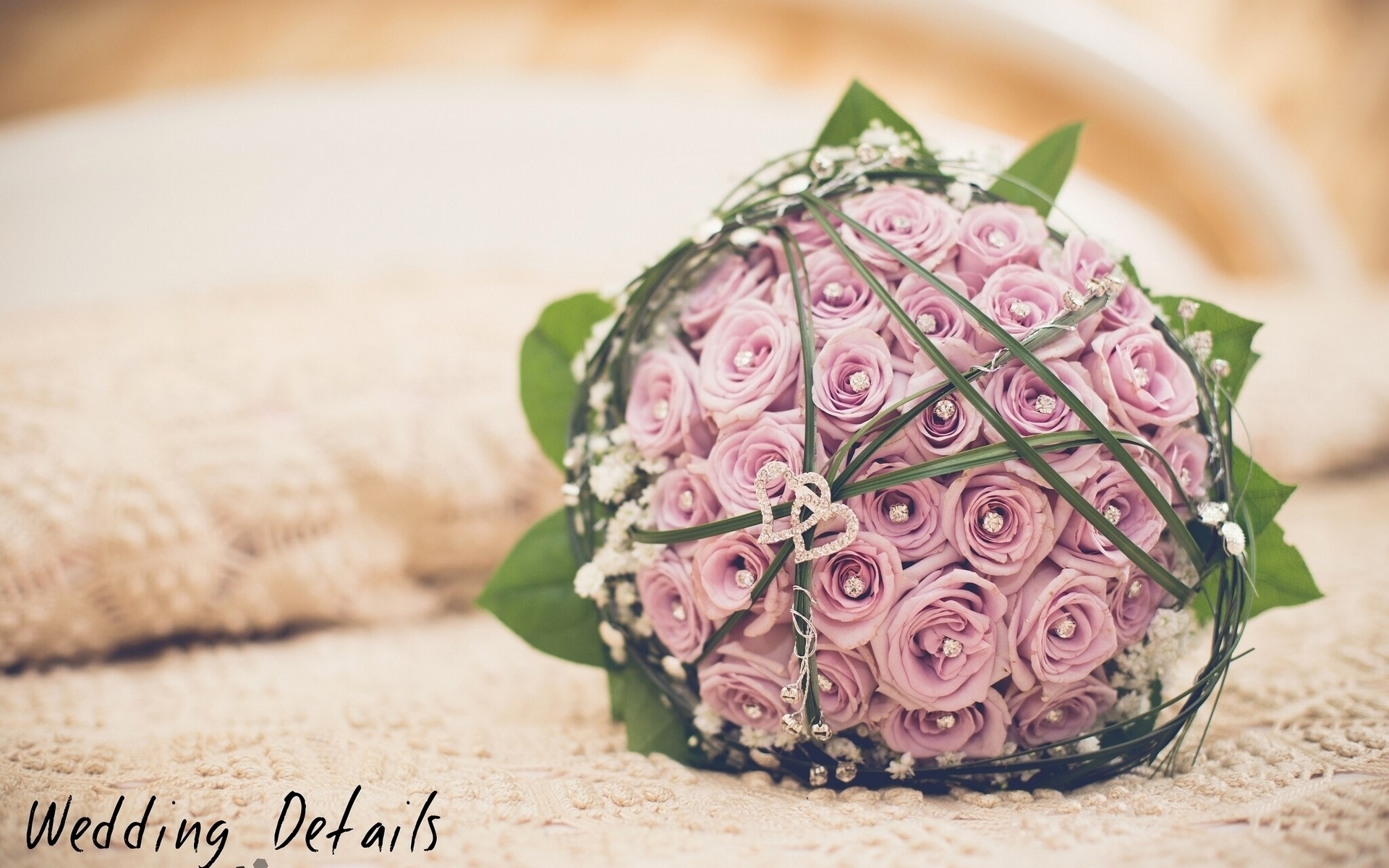 Pink rose bouquet with heart charm on bed HD Wallpaper