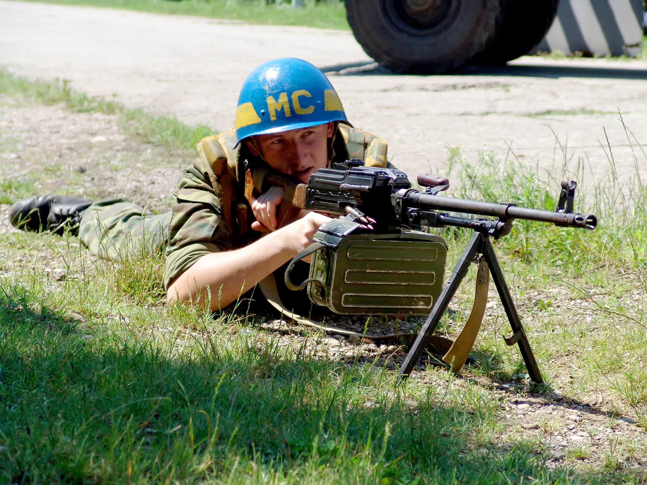 Soldier with machine gun on the ground HD Wallpaper