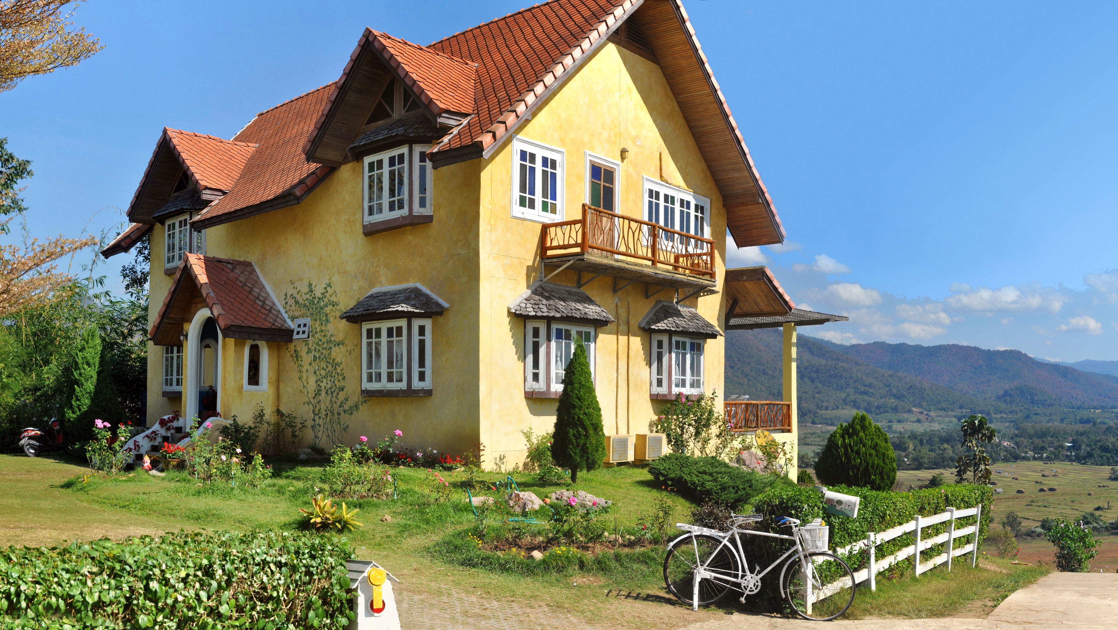 Yellow house in Mae Hong Son Province, Thailand HD Wallpaper