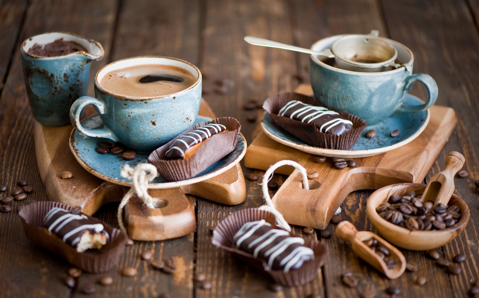 Coffee cups with eclairs and coffee beans HD Wallpaper