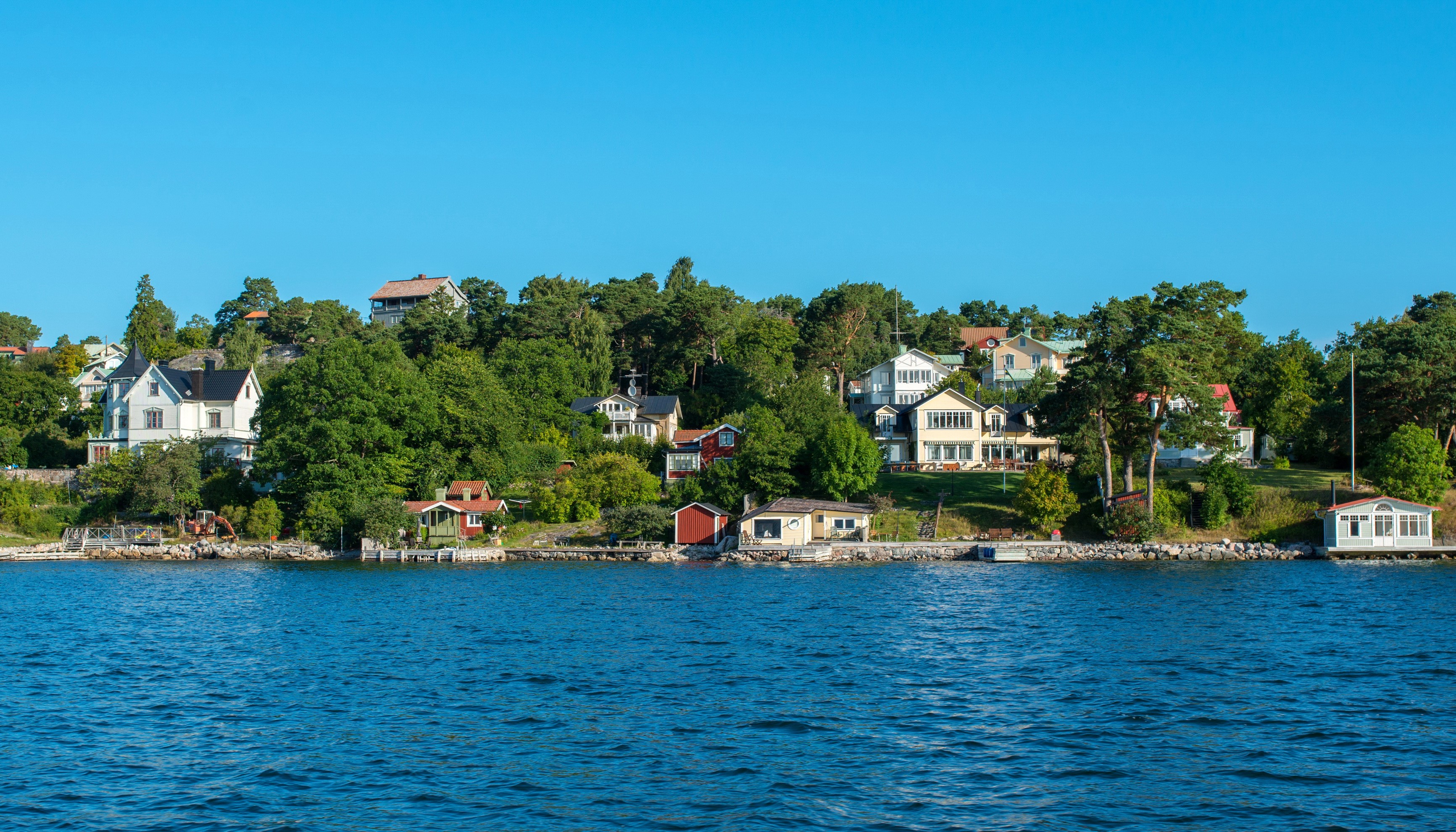 Houses on a tree-covered island in Sweden HD Wallpaper