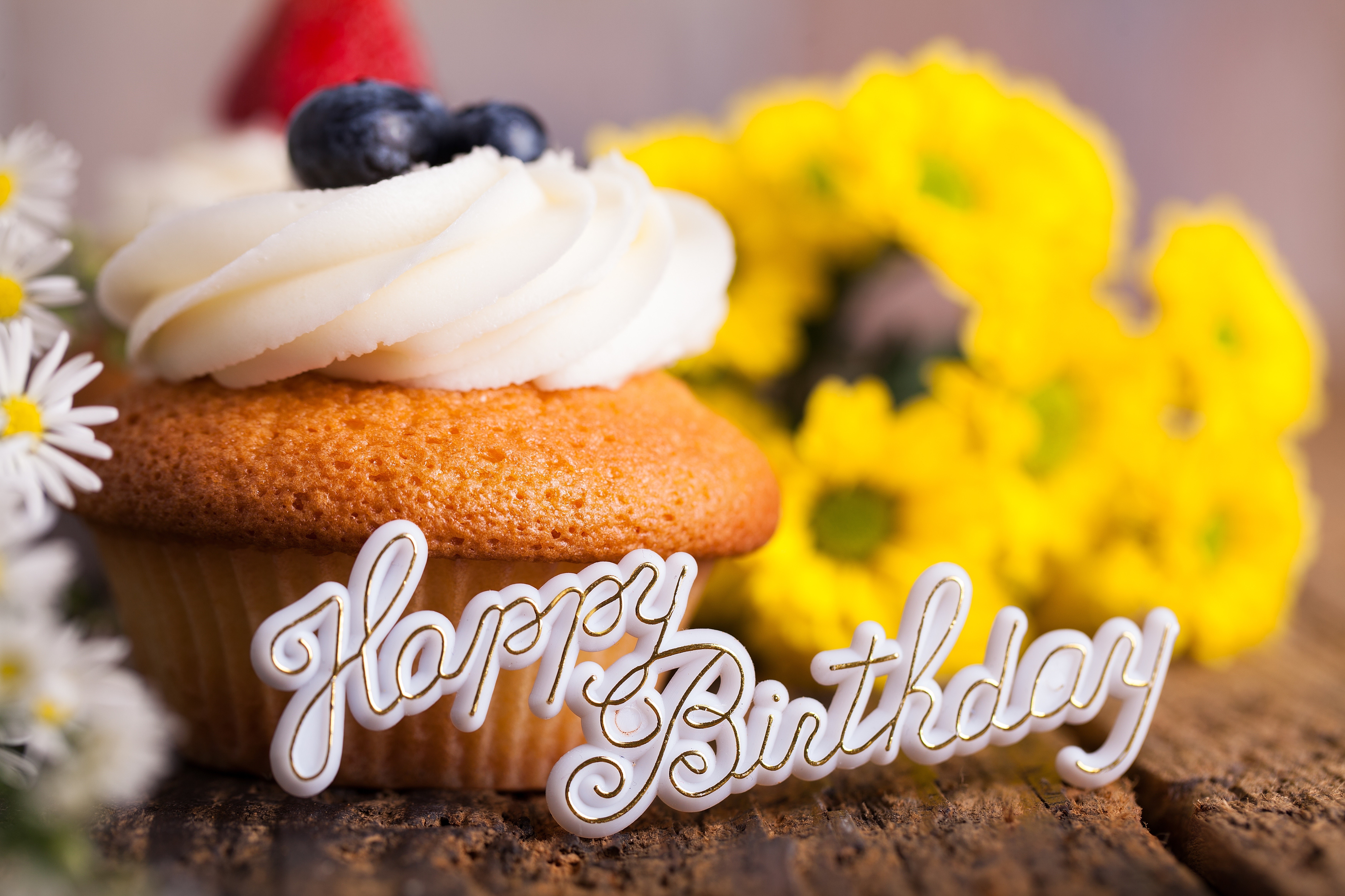 Birthday cupcake with flowers and "Happy Birthday" decoration HD Wallpaper