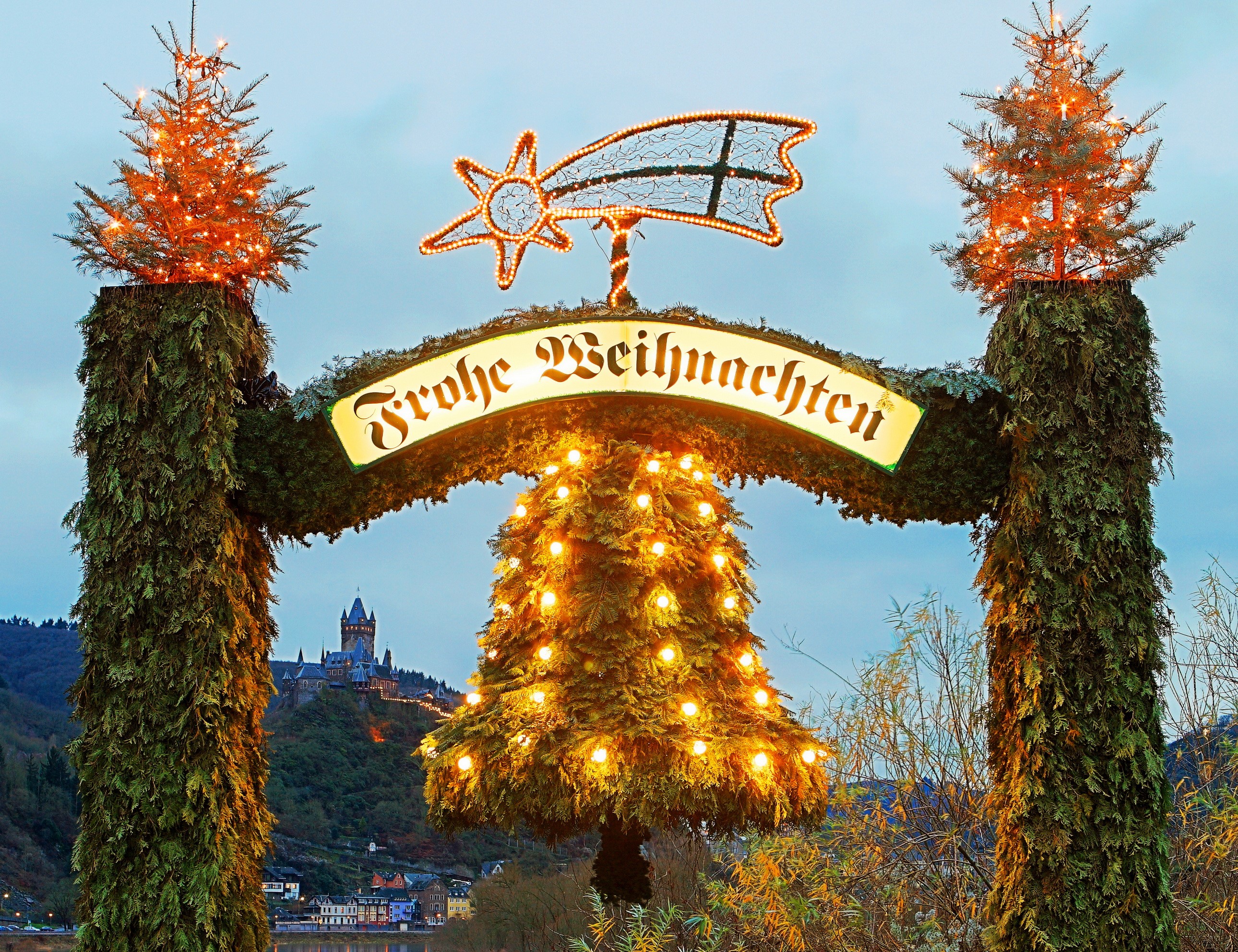 Christmas decoration with "Frohe Weihnachten" sign and castle in background HD Wallpaper