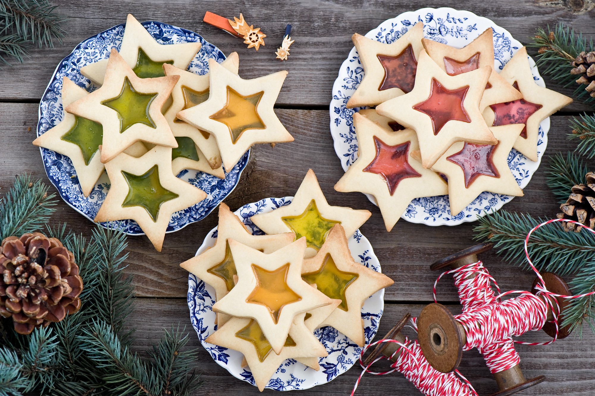 Star-shaped stained glass cookies on plates HD Wallpaper