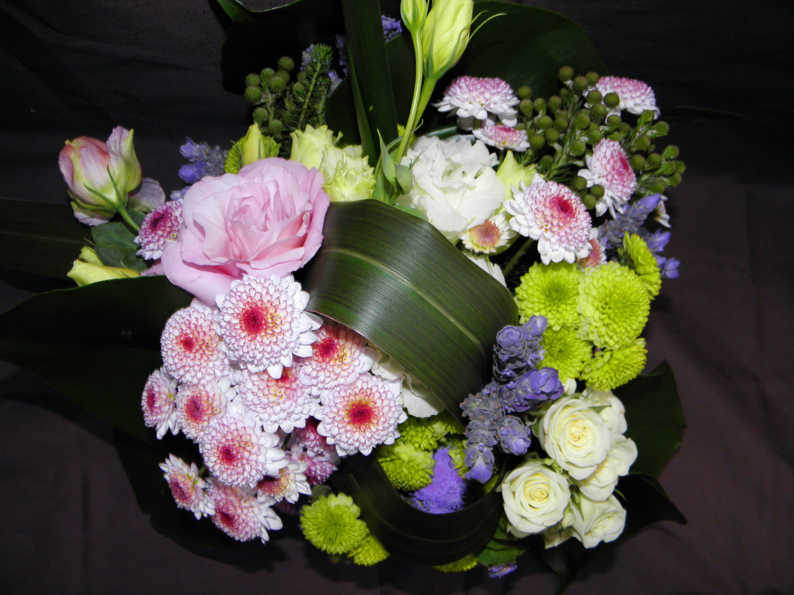 Pink and white floral arrangement with roses and chrysanthemums HD Wallpaper