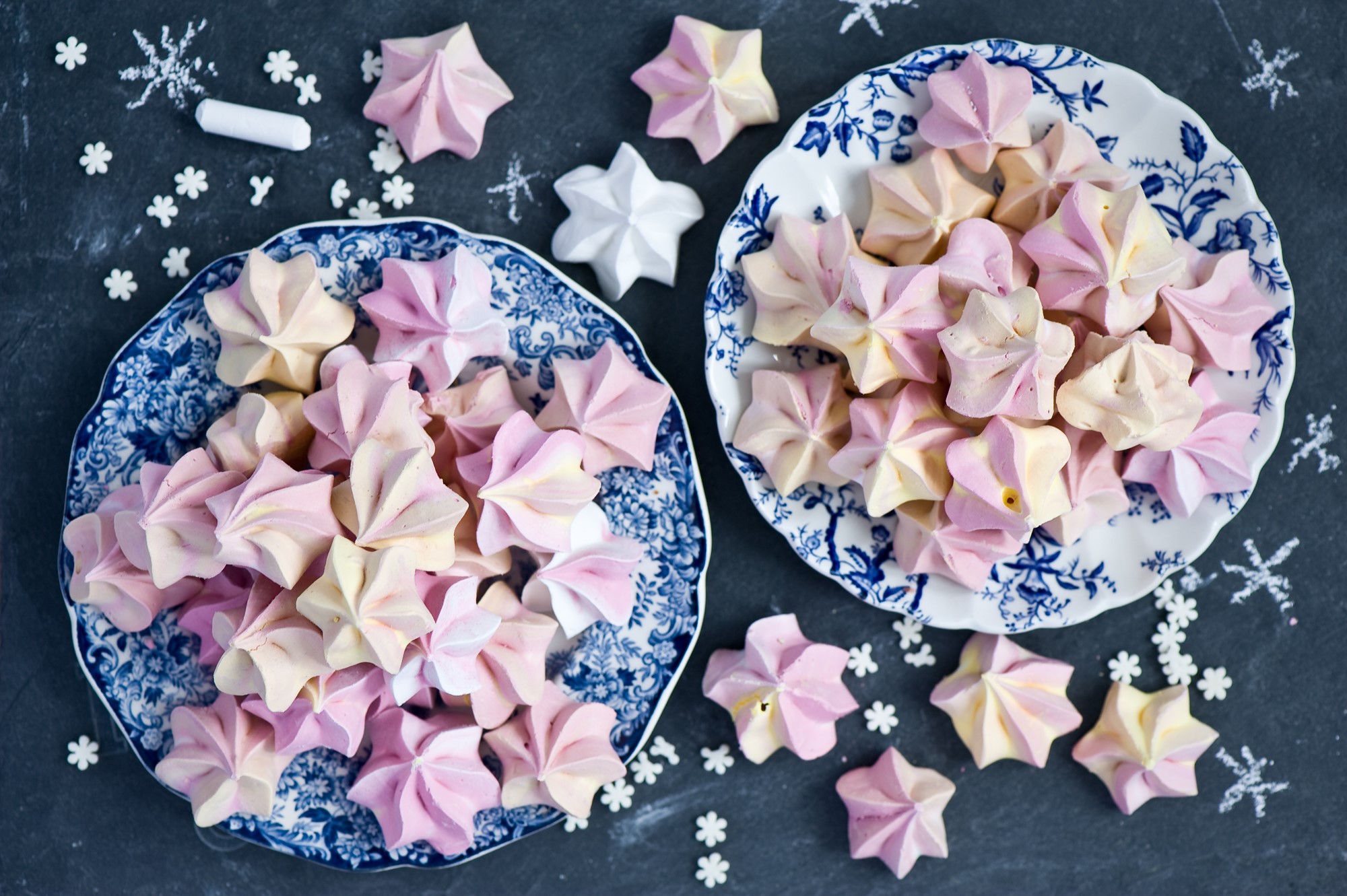 Pink and yellow star-shaped meringues on blue and white plates HD Wallpaper