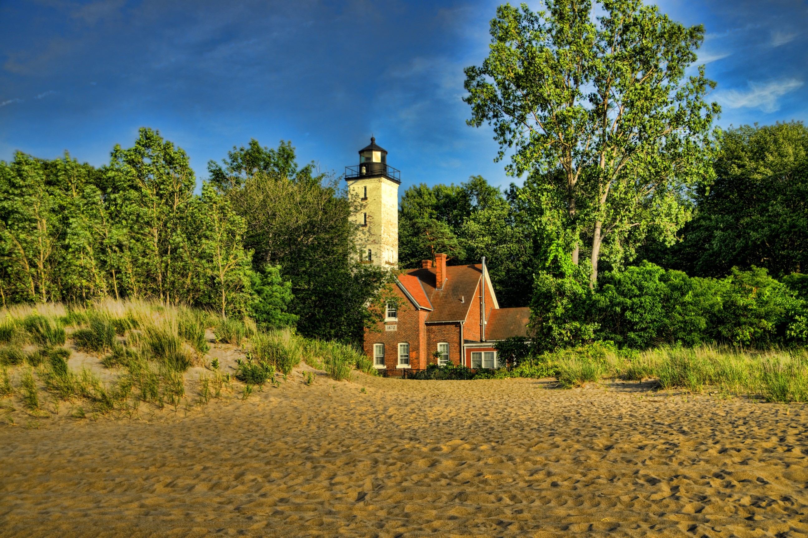 Presque Isle Lighthouse and Keeper's House on a sandy beach HD Wallpaper