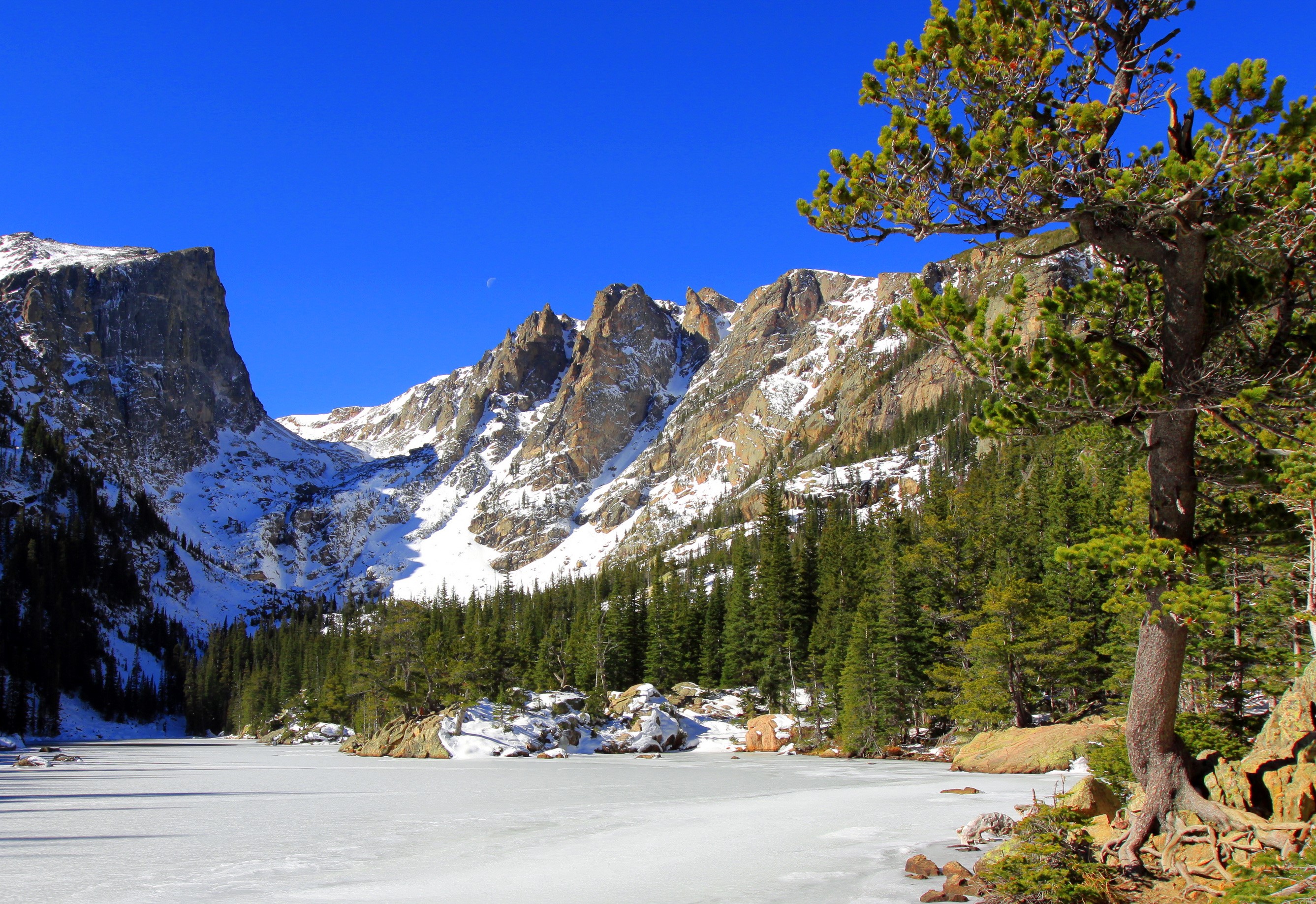Rocky Mountains in Colorado with a frozen lake HD Wallpaper