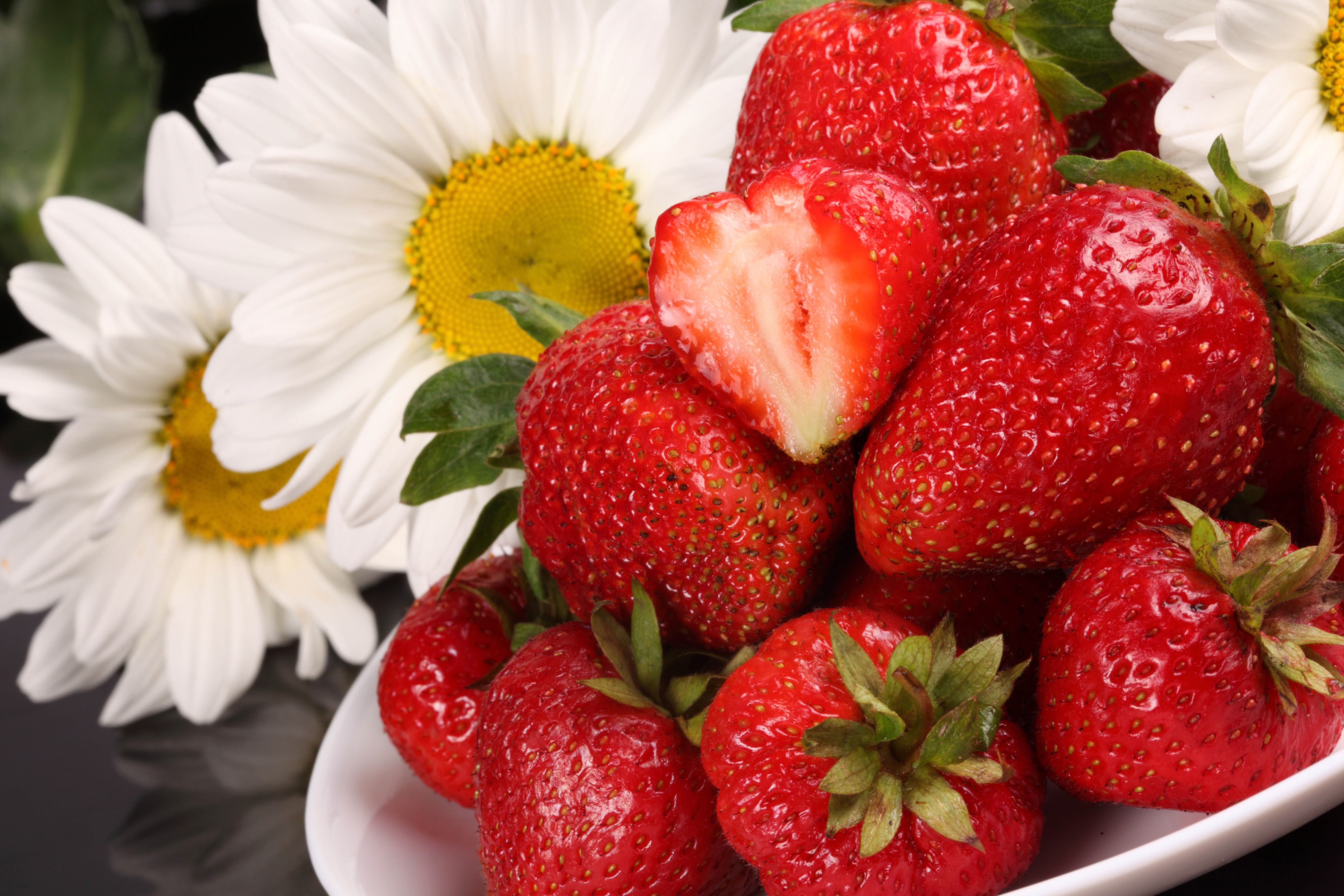Strawberries and Camomiles HD Wallpaper