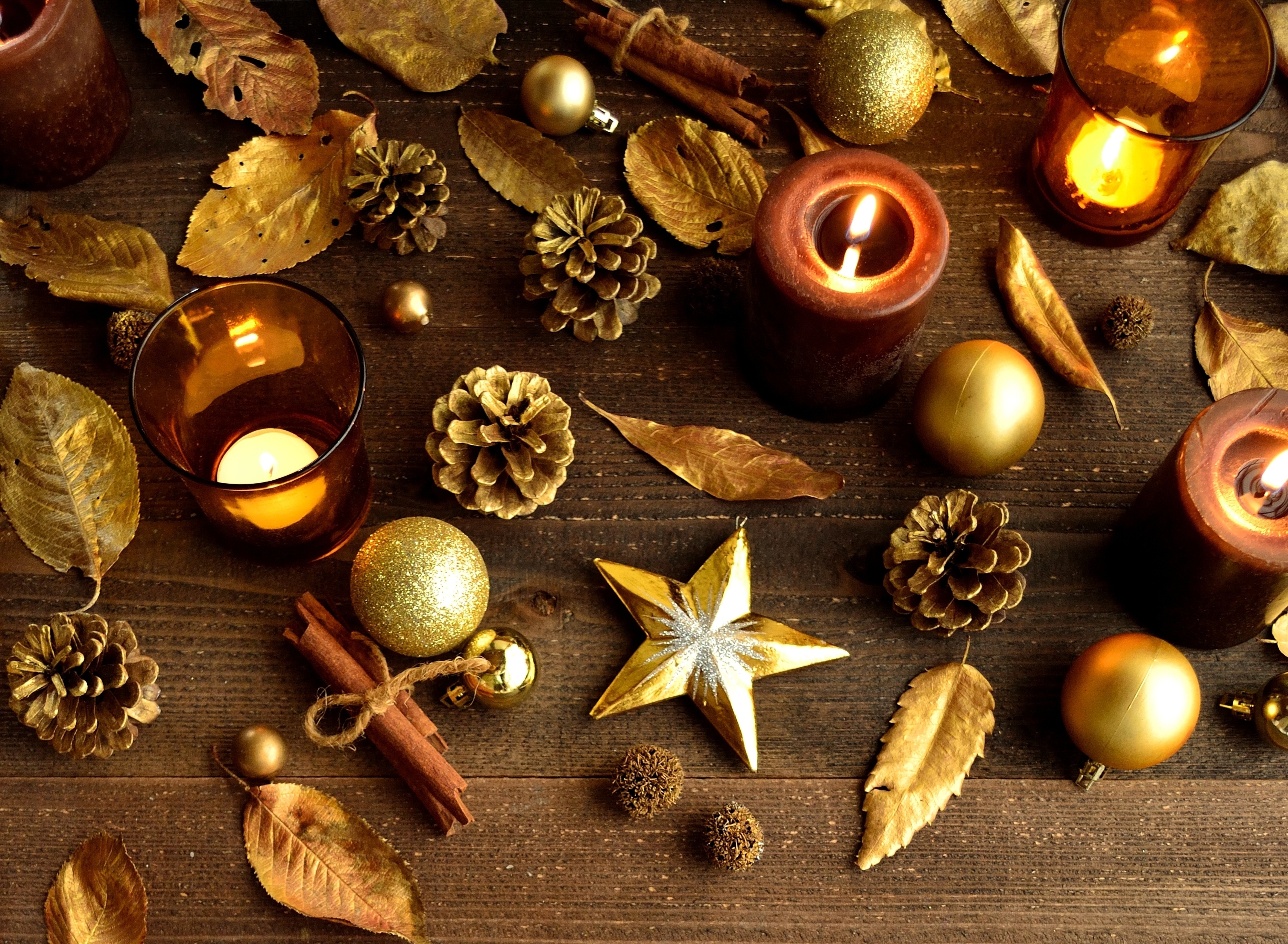 Christmas Decorations with Candles and Pine Cones HD Wallpaper