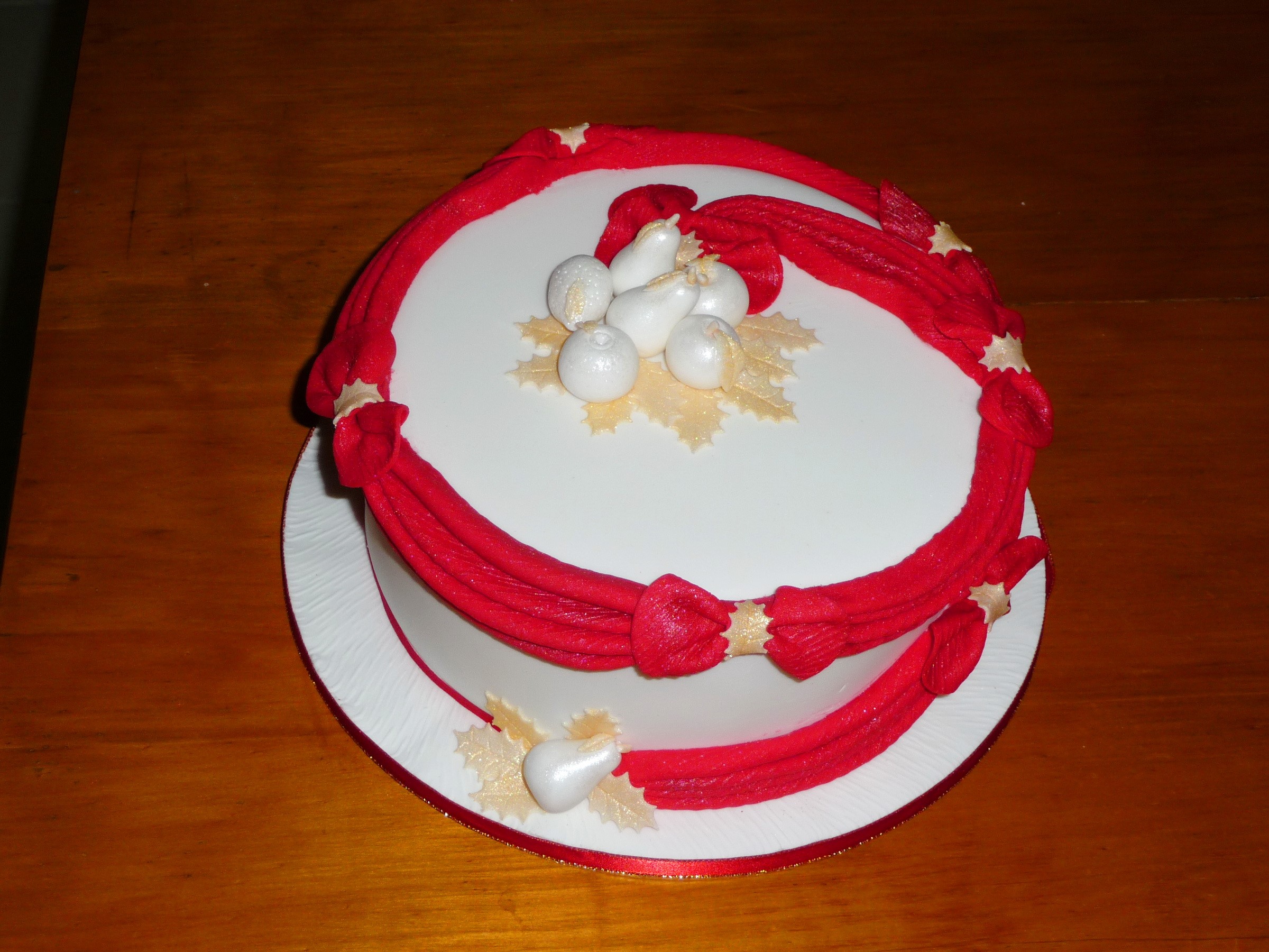 Christmas cake with red ribbon and ornaments HD Wallpaper