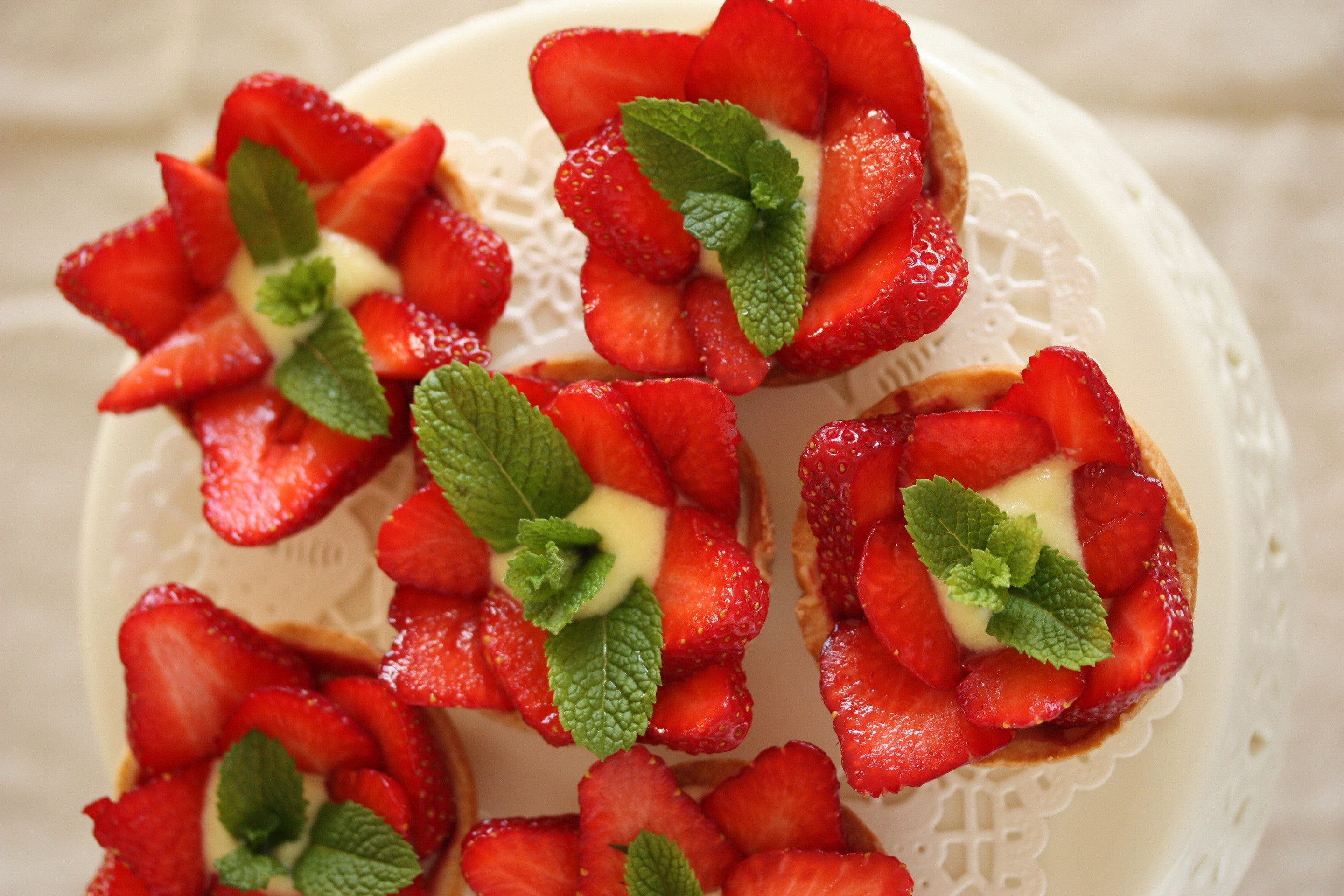 Strawberry tarts with cream and mint HD Wallpaper