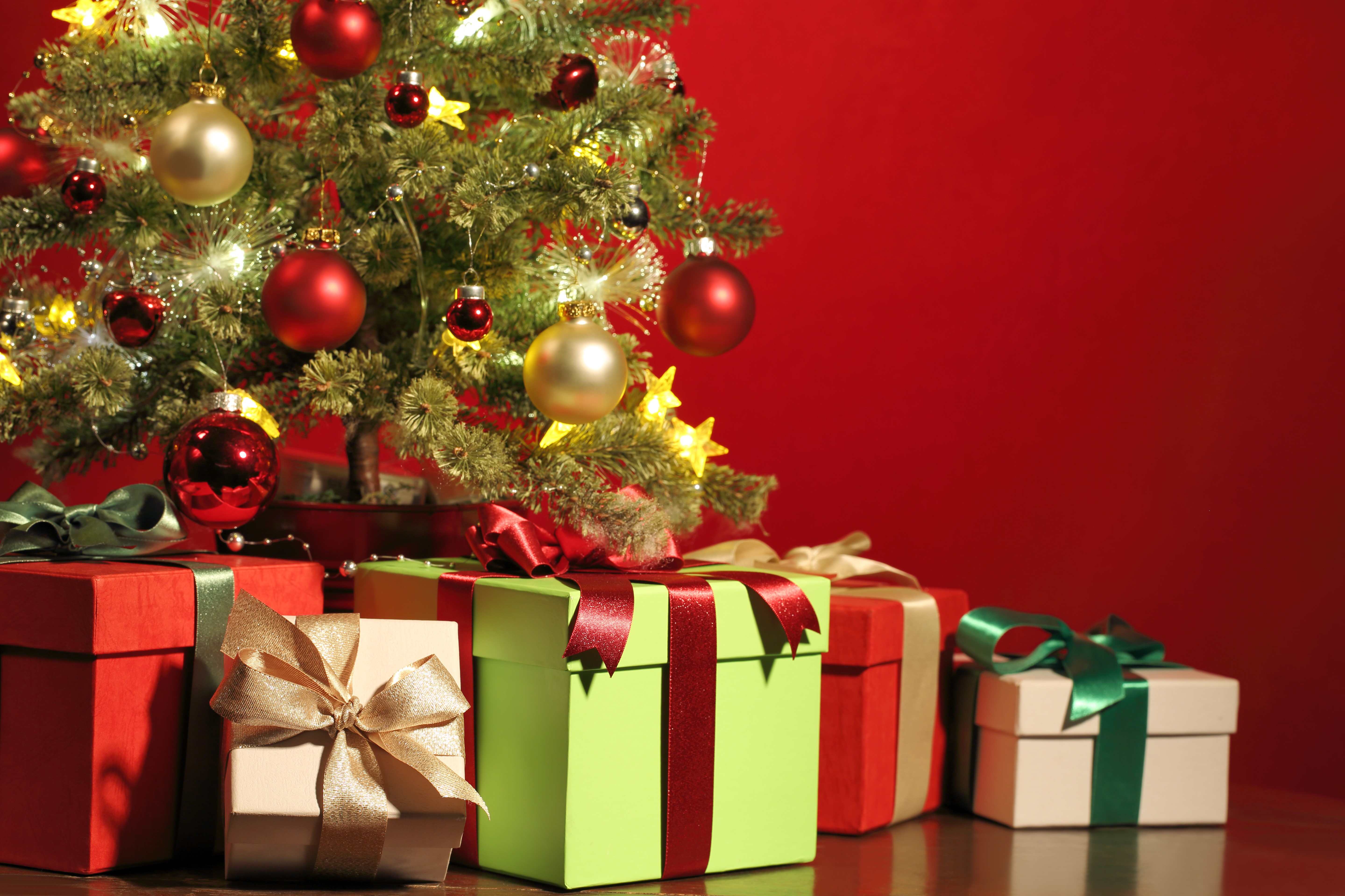 Christmas Tree with Gifts HD Wallpaper