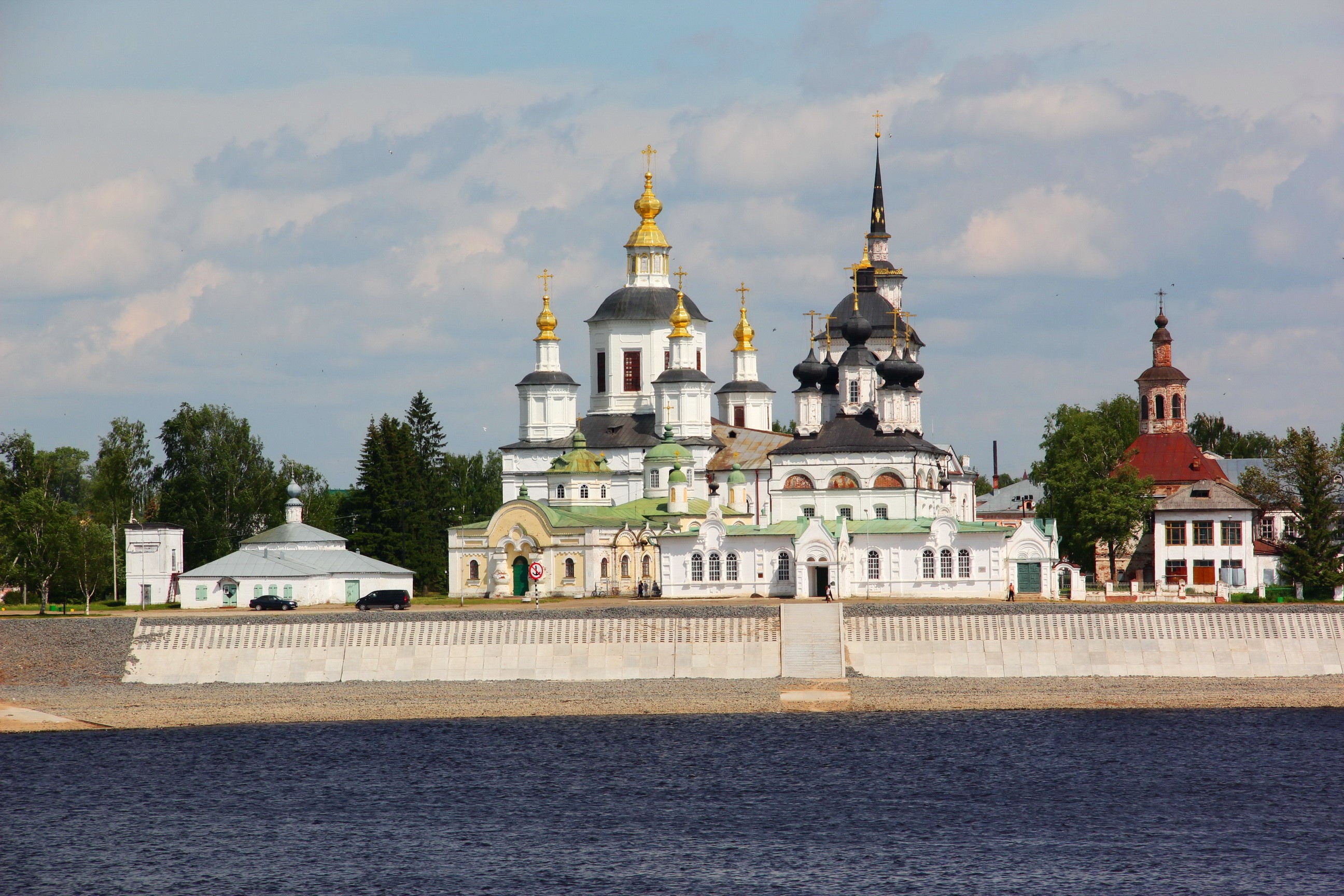 Orthodox churches on the riverbank in Russia HD Wallpaper