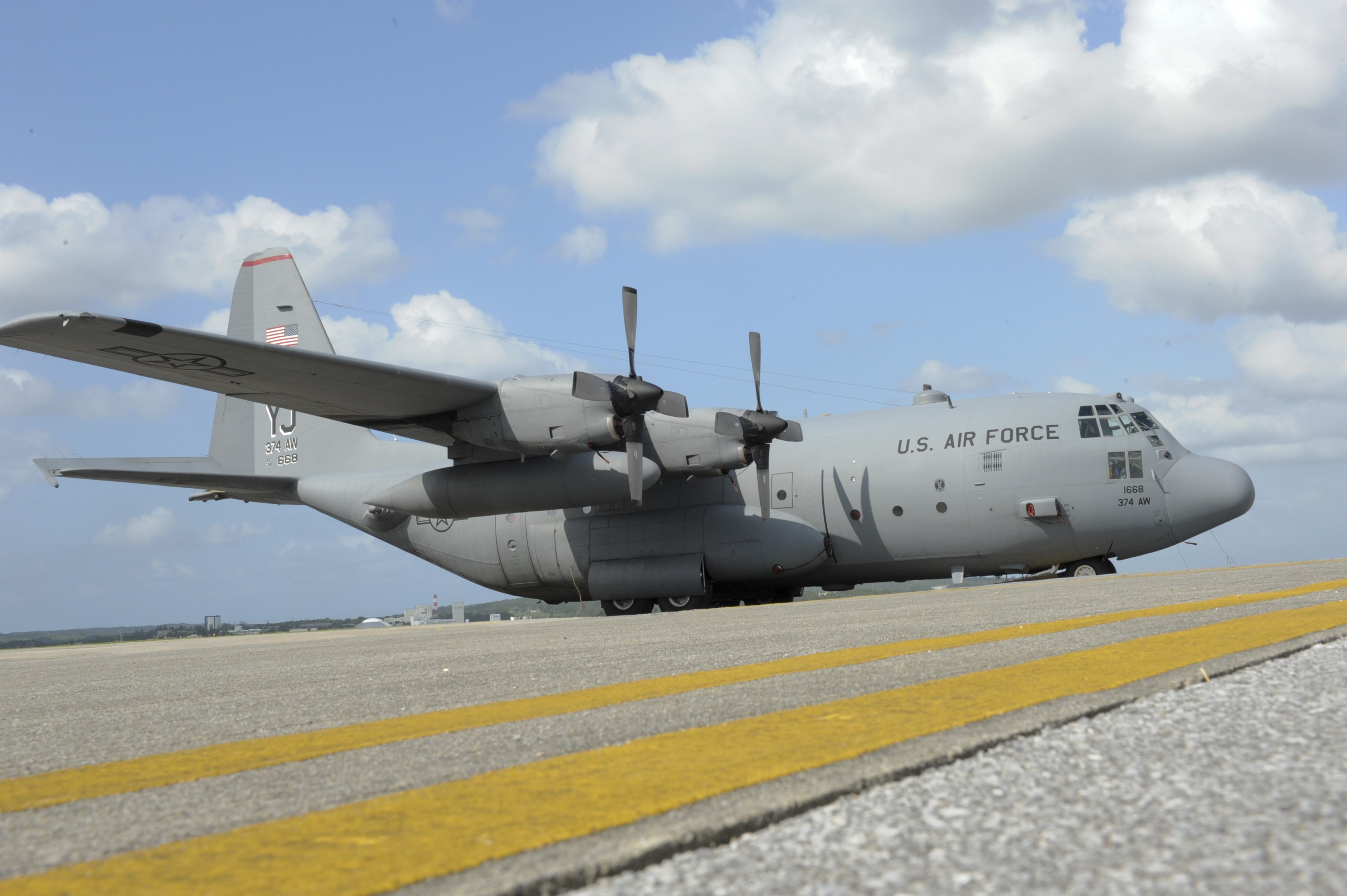 Lockheed C-130 Hercules aircraft on tarmac HD Wallpaper