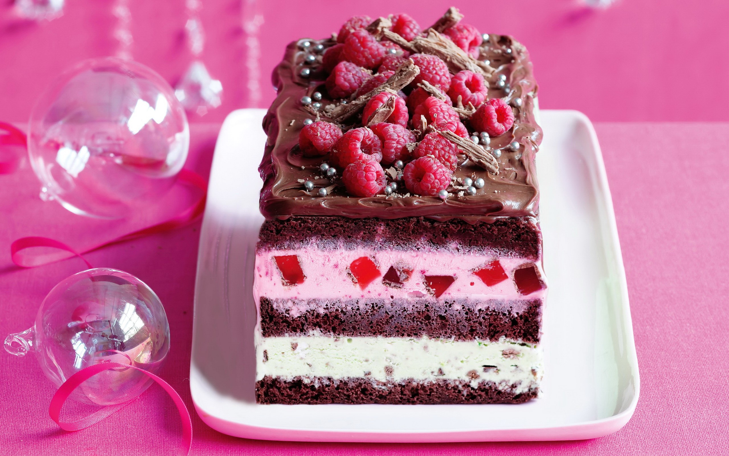 Chocolate raspberry icebox cake with jelly cubes HD Wallpaper