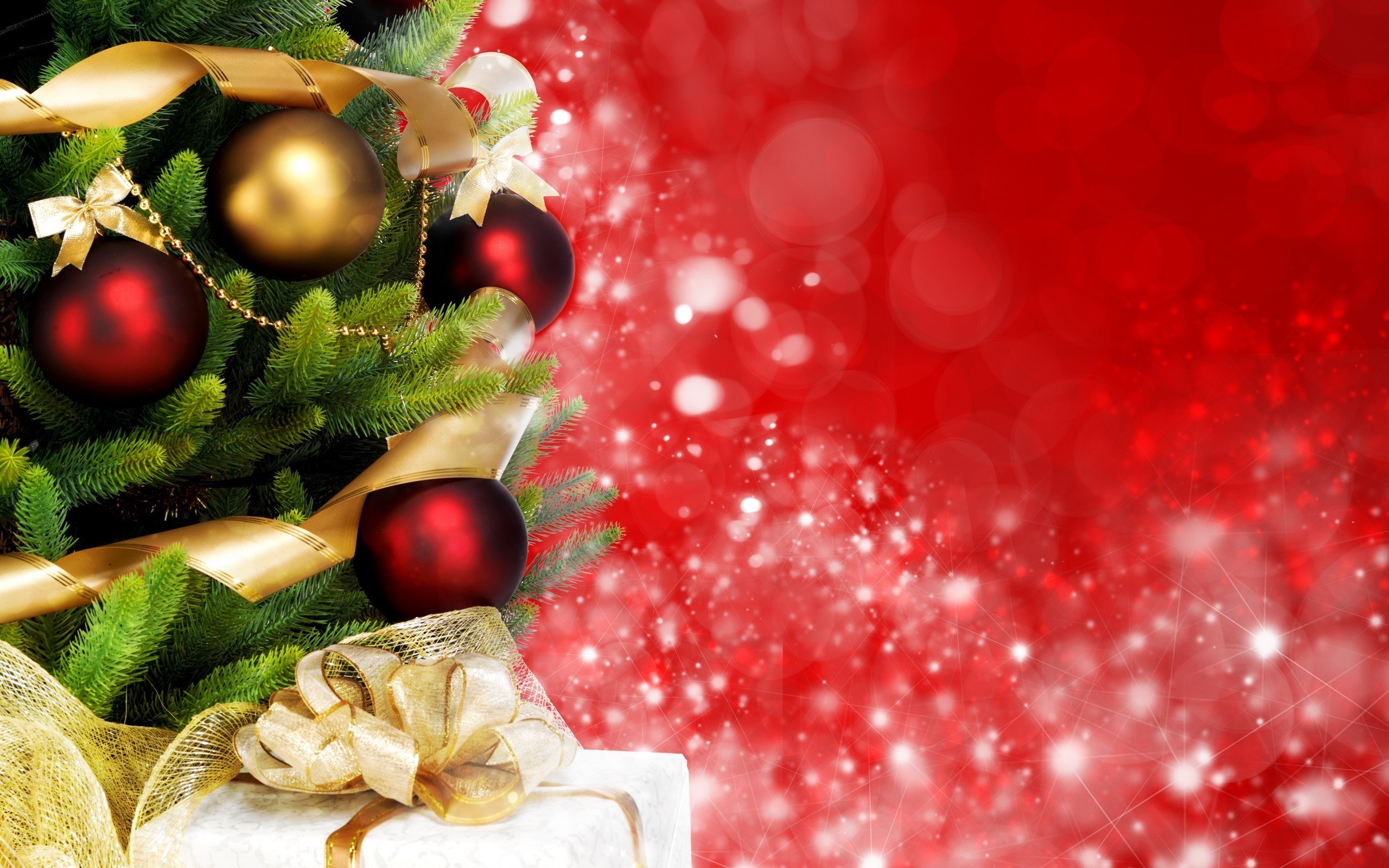 Christmas tree with ornaments and gift HD Wallpaper