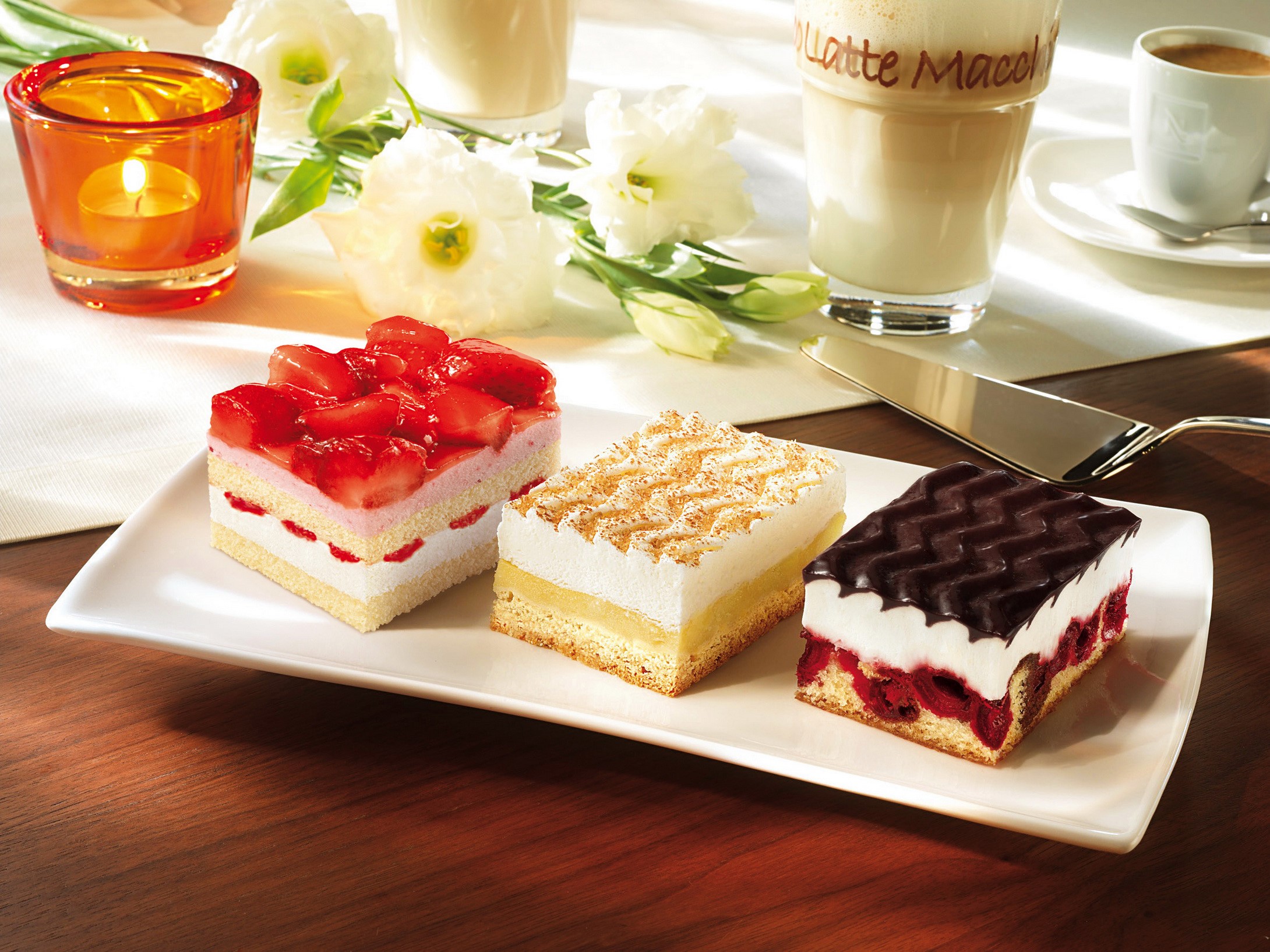 Three small cakes with strawberries, cherries, and meringue HD Wallpaper