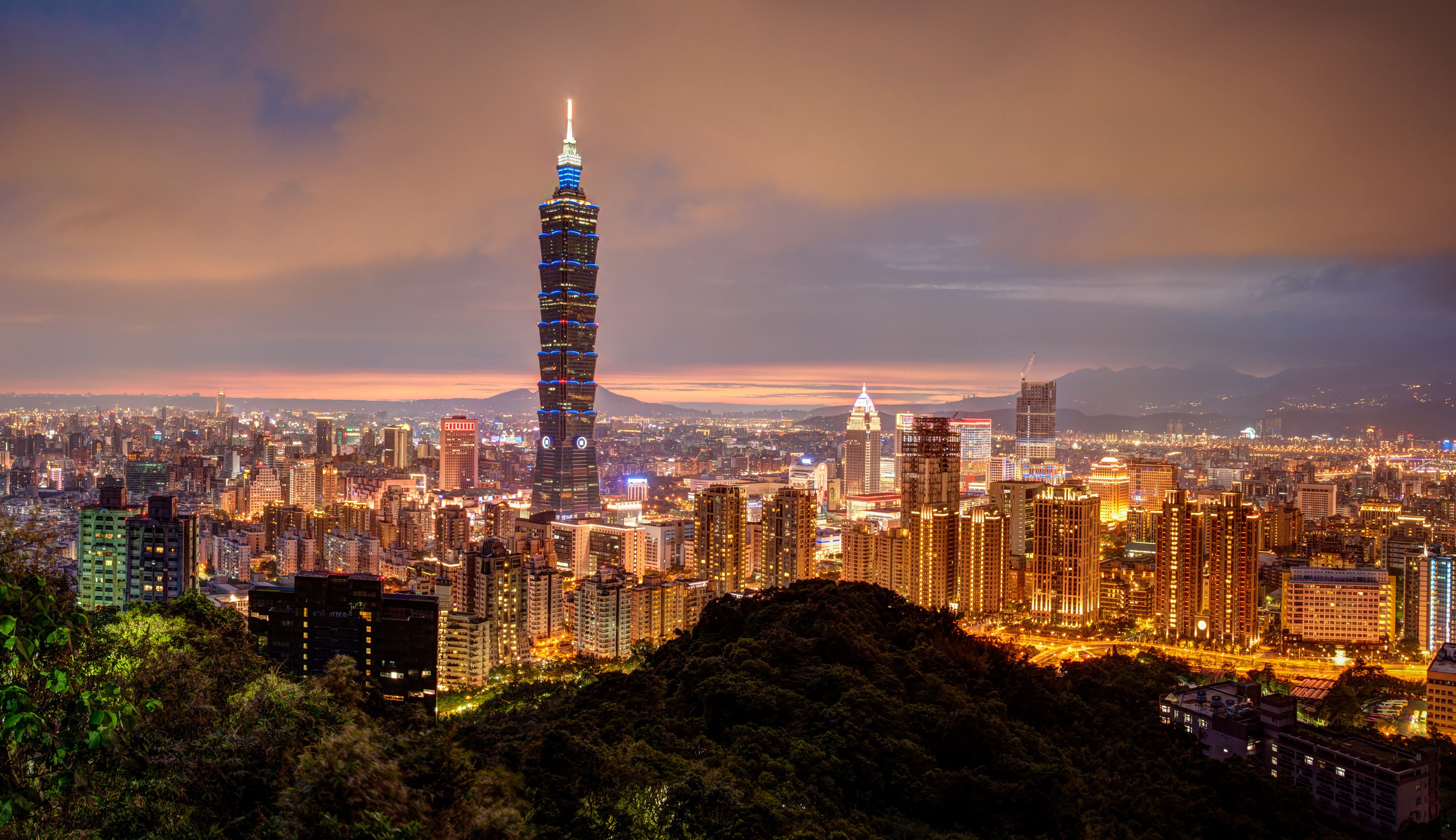 4K Taipei cityscape with Taipei 101 at night HD Wallpaper