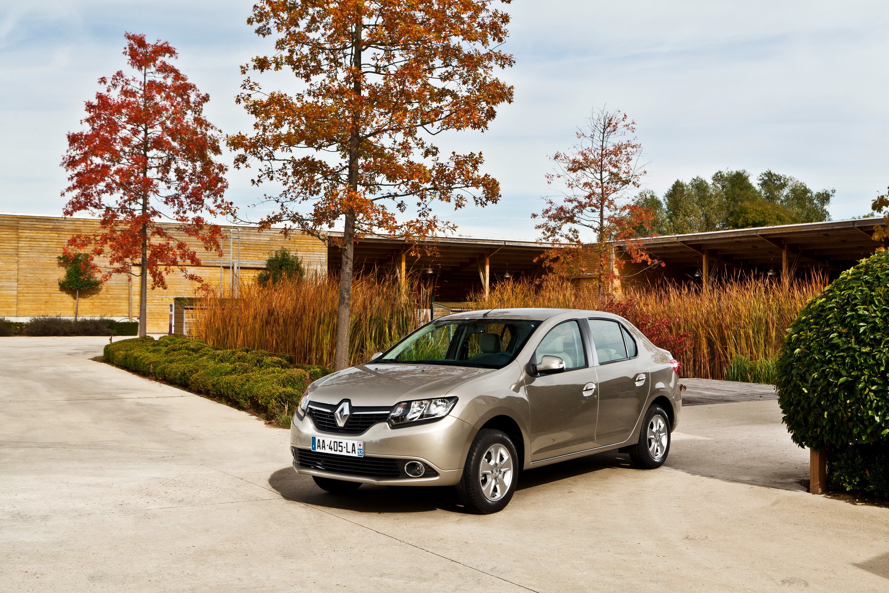 Renault Simbol sedan parked outdoors in autumn HD Wallpaper