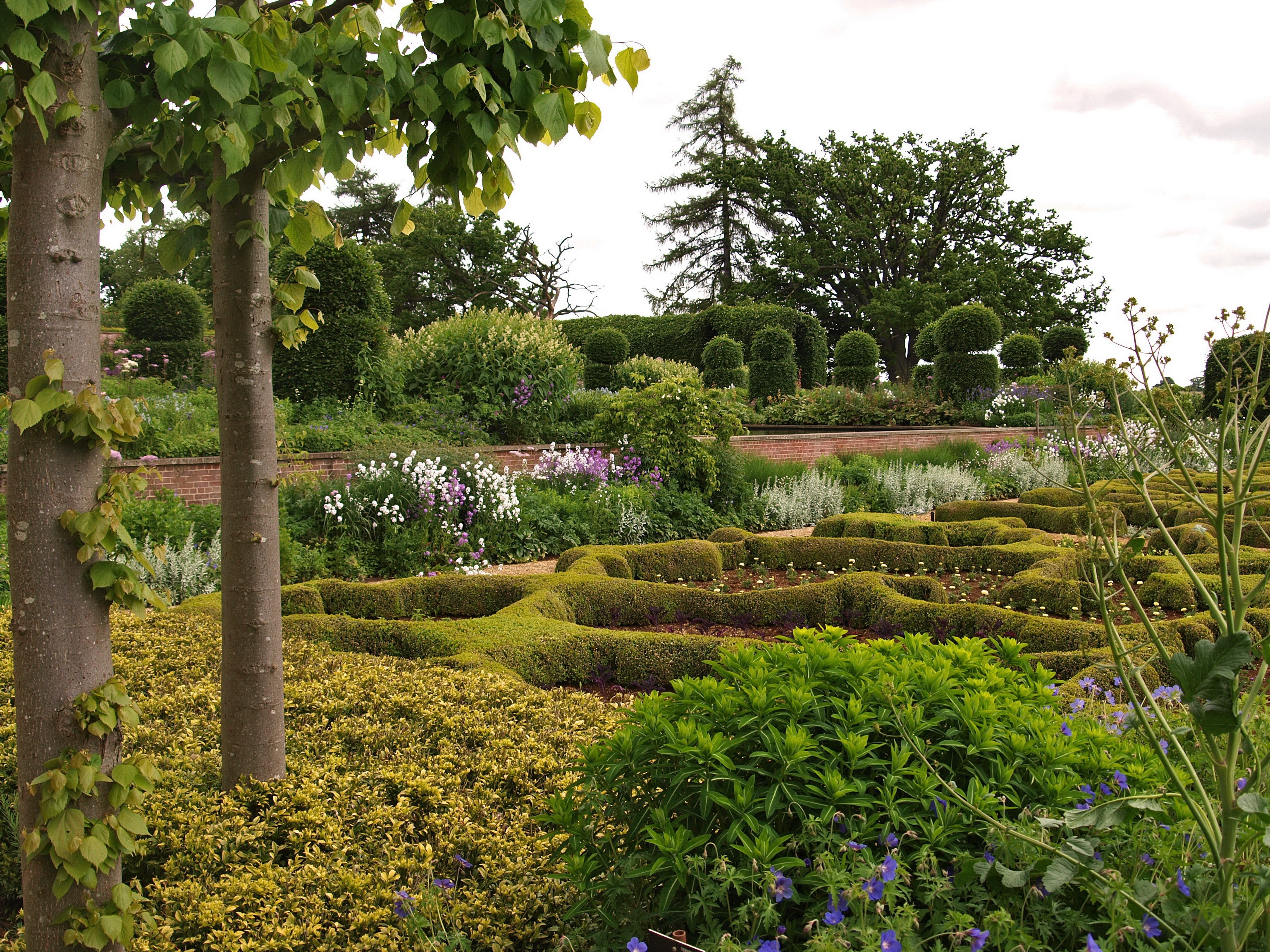 Broughton Grange Gardens in Banbury, England HD Wallpaper