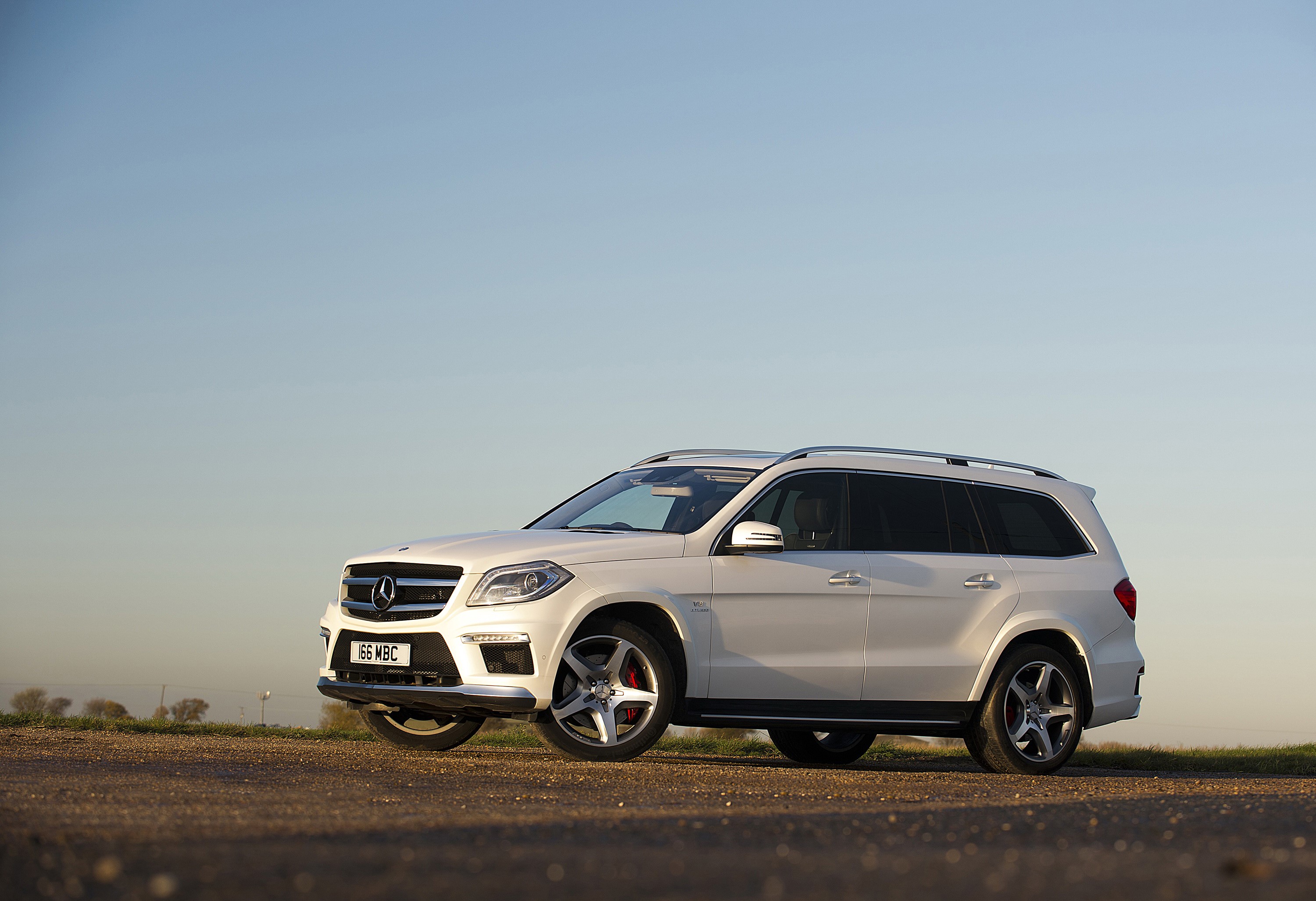 White Mercedes-Benz GL 350 BlueTEC parked outdoors HD Wallpaper
