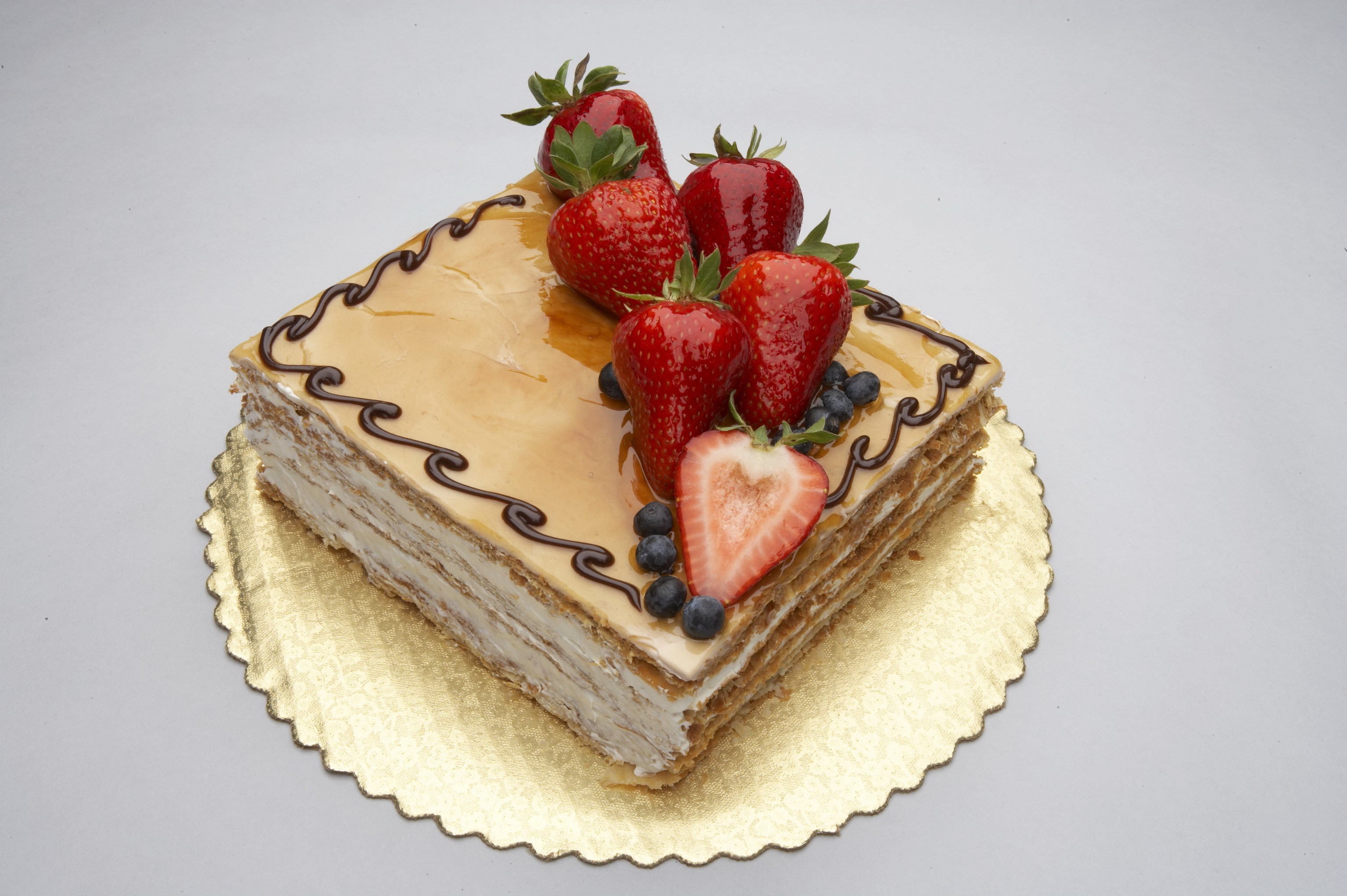 Square cake with strawberries and blueberries HD Wallpaper