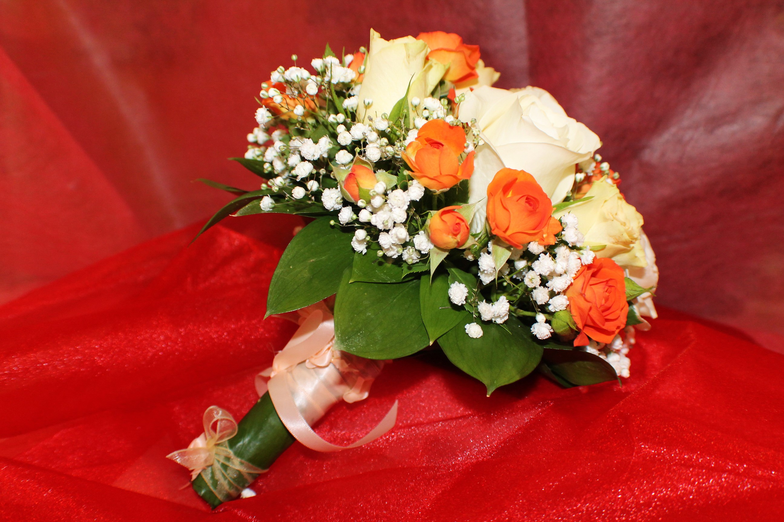 Bouquet of orange and cream roses with baby's breath HD Wallpaper