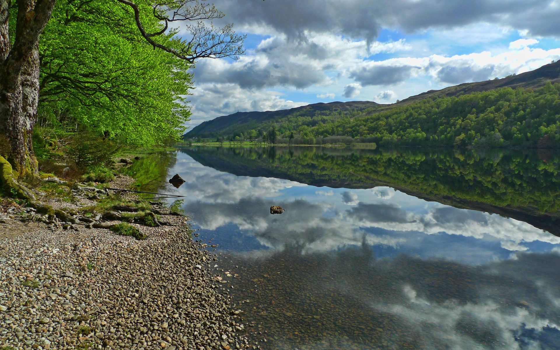 Lake reflection with trees and mountains HD Wallpaper