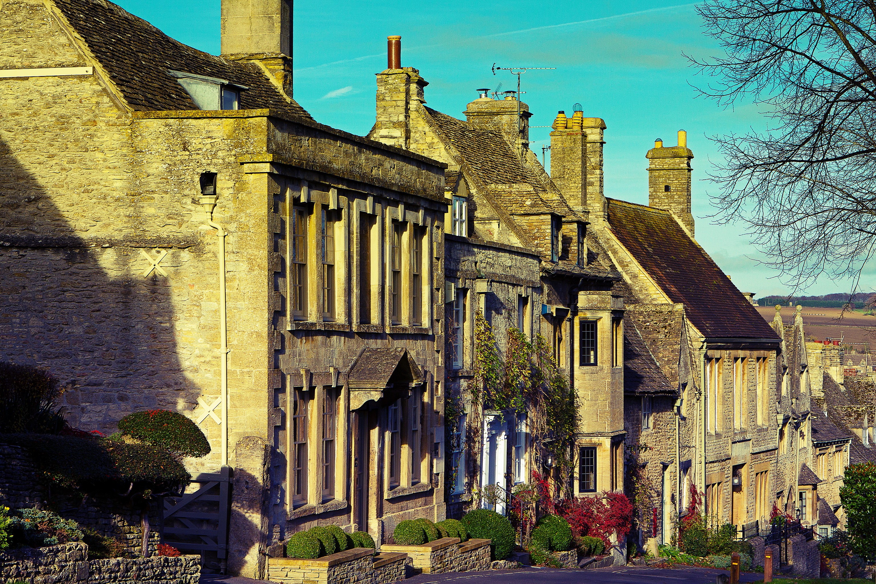 Stone houses on a street in Burford, Oxfordshire, England HD Wallpaper