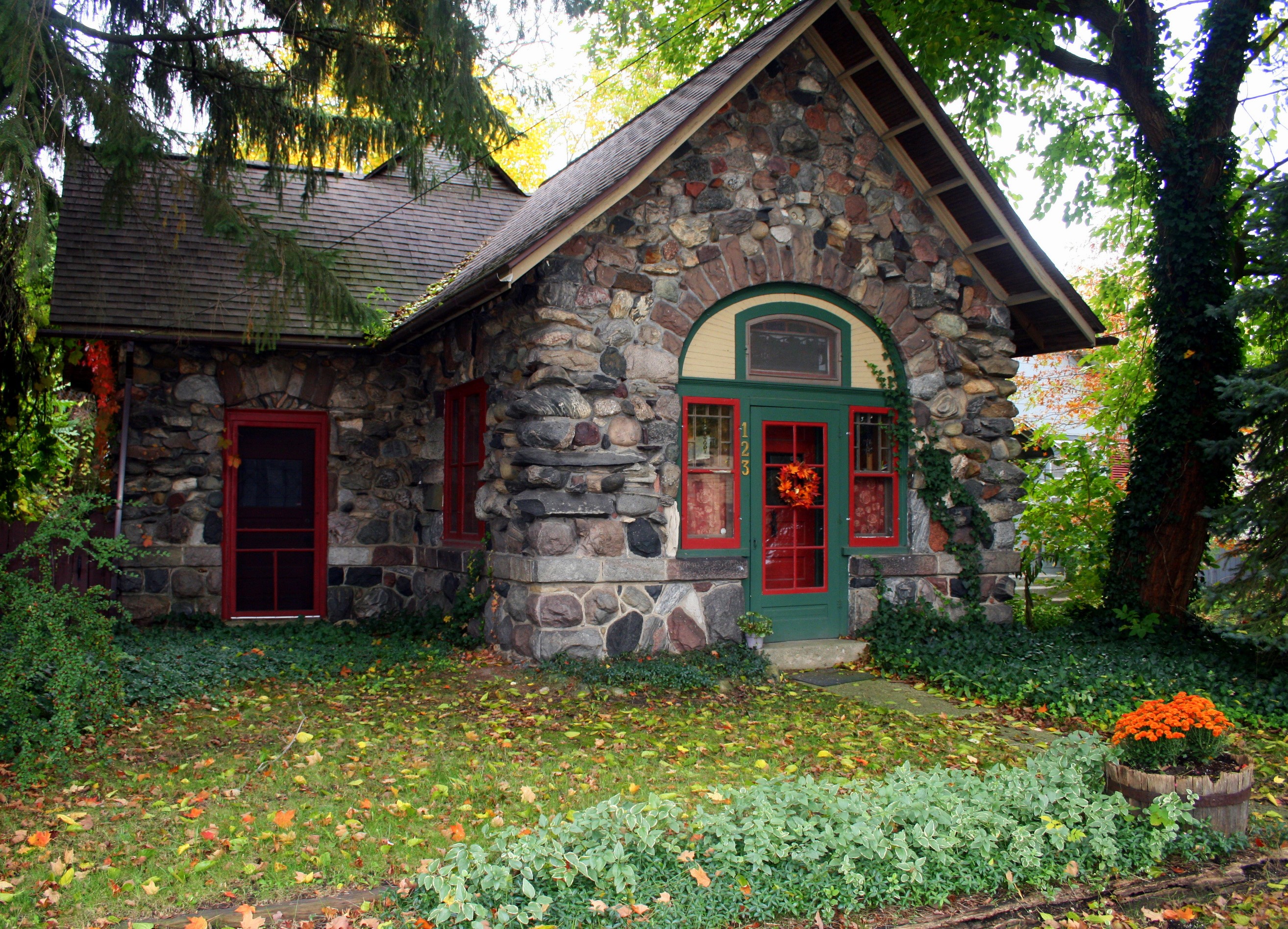 Stone cottage with red and green accents in Michigan HD Wallpaper