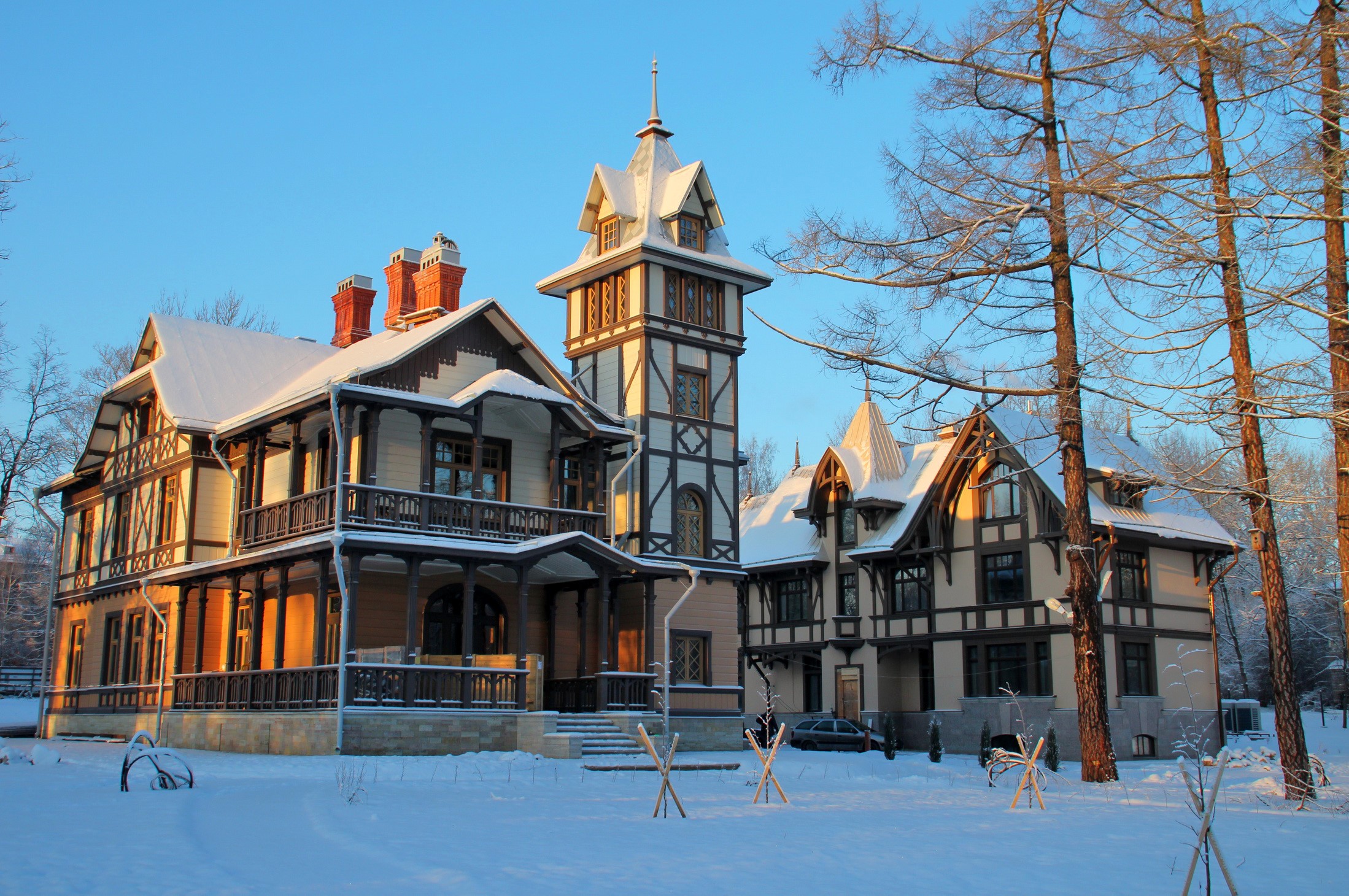 Snowy winter day at a historic house in St. Petersburg, Russia HD Wallpaper