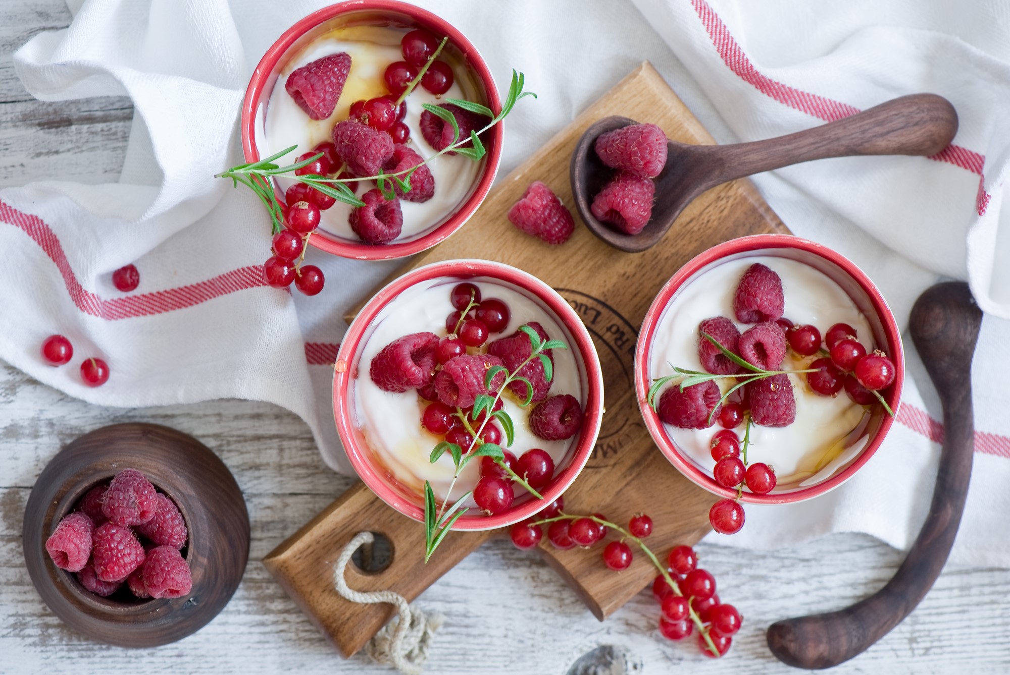Yogurt with raspberries and currants HD Wallpaper
