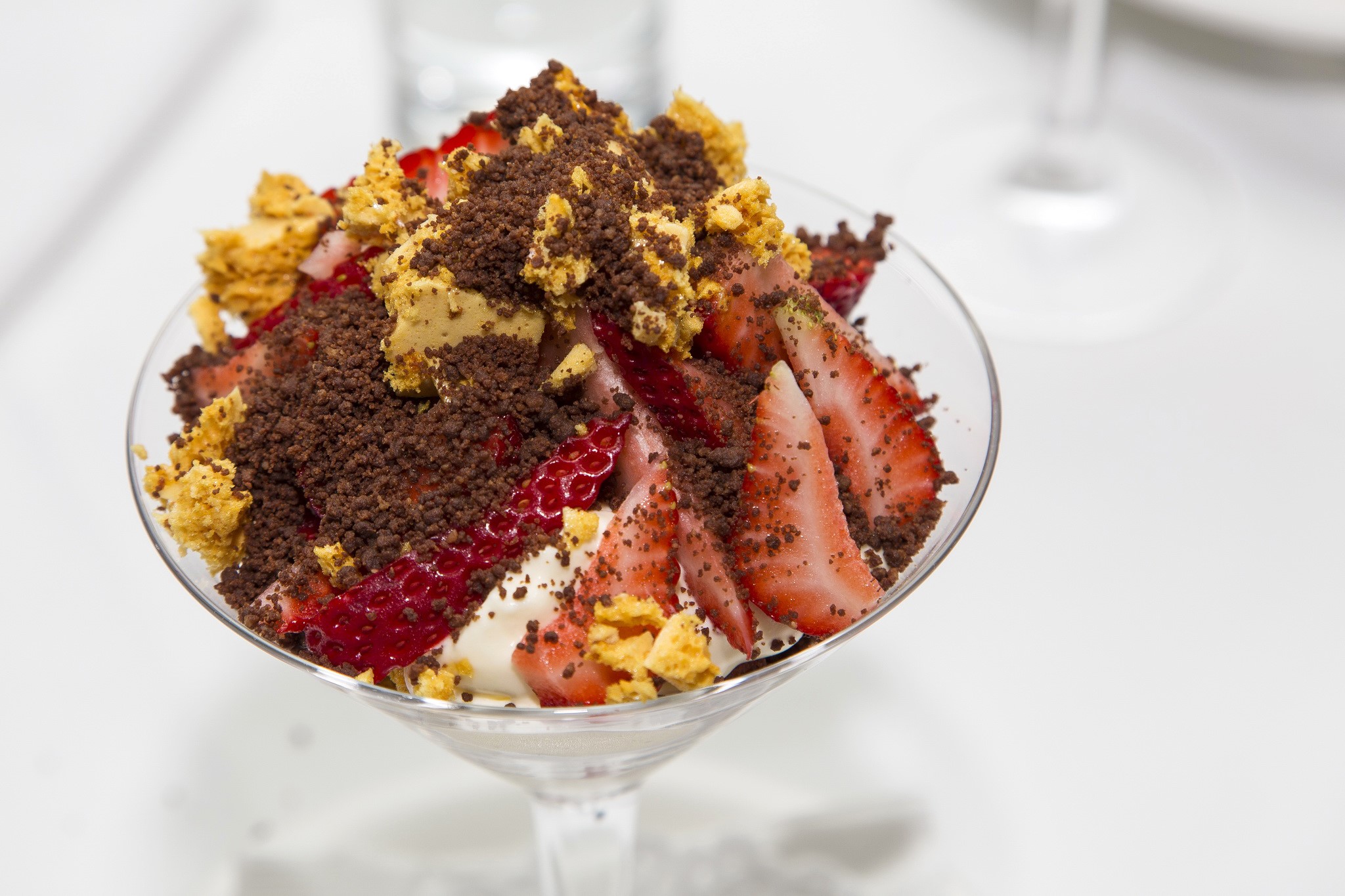 Strawberry dessert with chocolate crumble and honeycomb HD Wallpaper