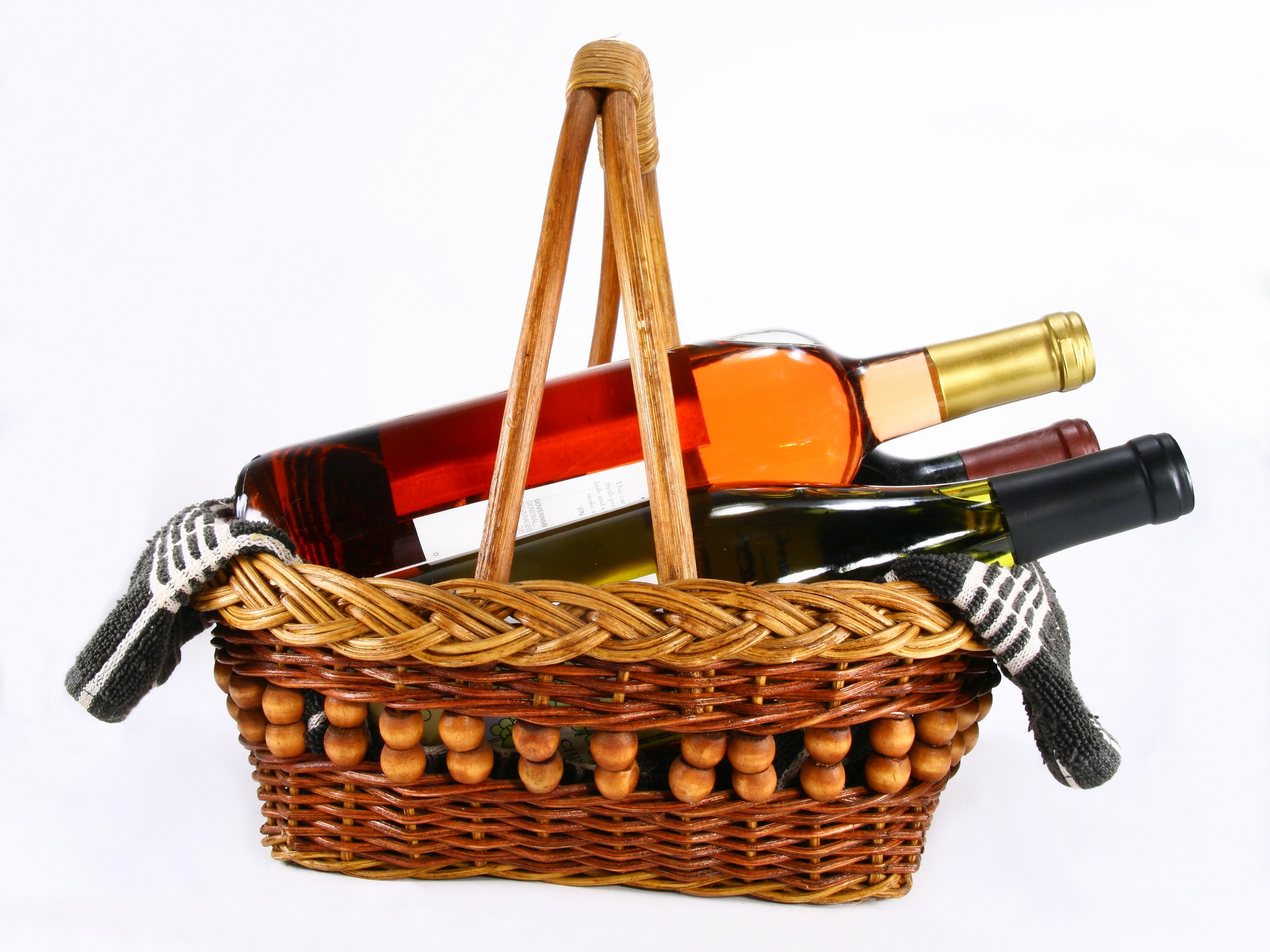 Wicker basket with wine bottles and cloth HD Wallpaper