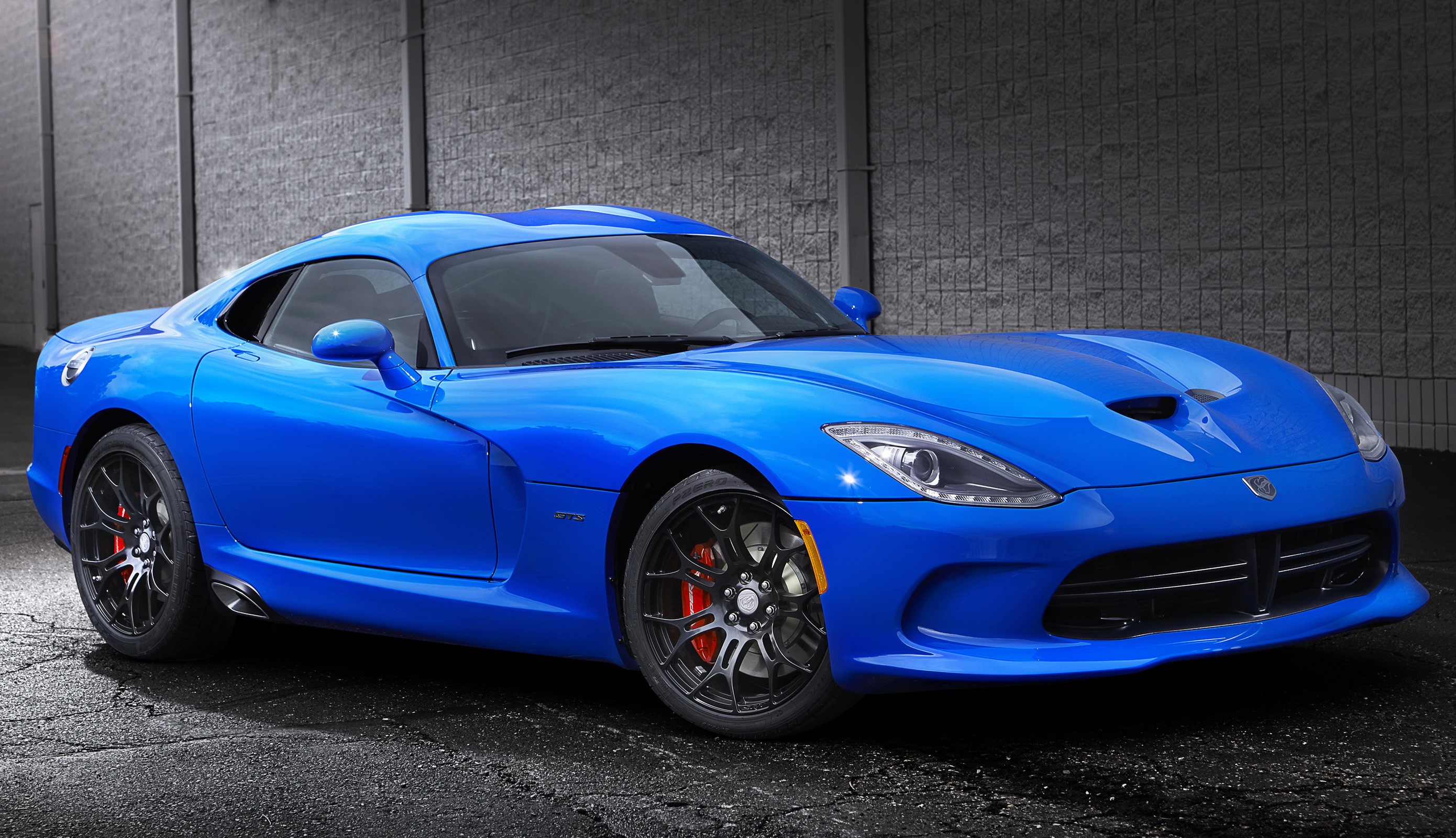 Blue 2014 SRT Viper parked outside HD Wallpaper
