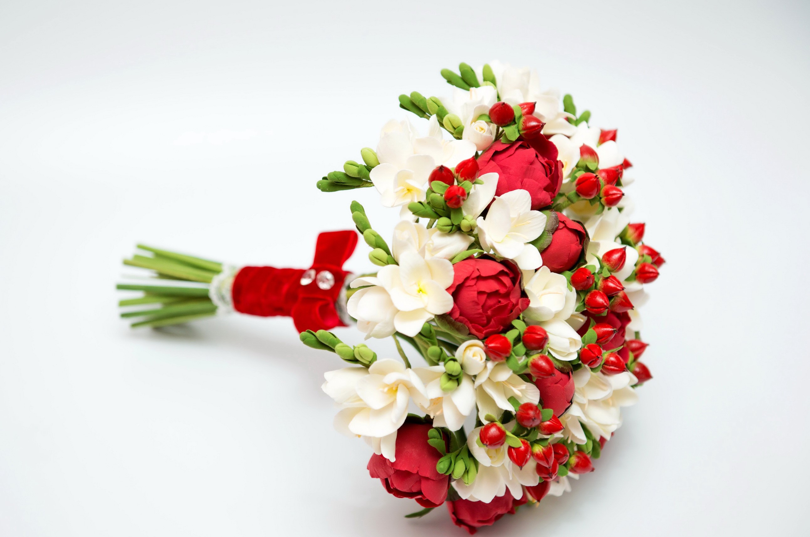 Red and white flowers bouquet with red ribbon HD Wallpaper
