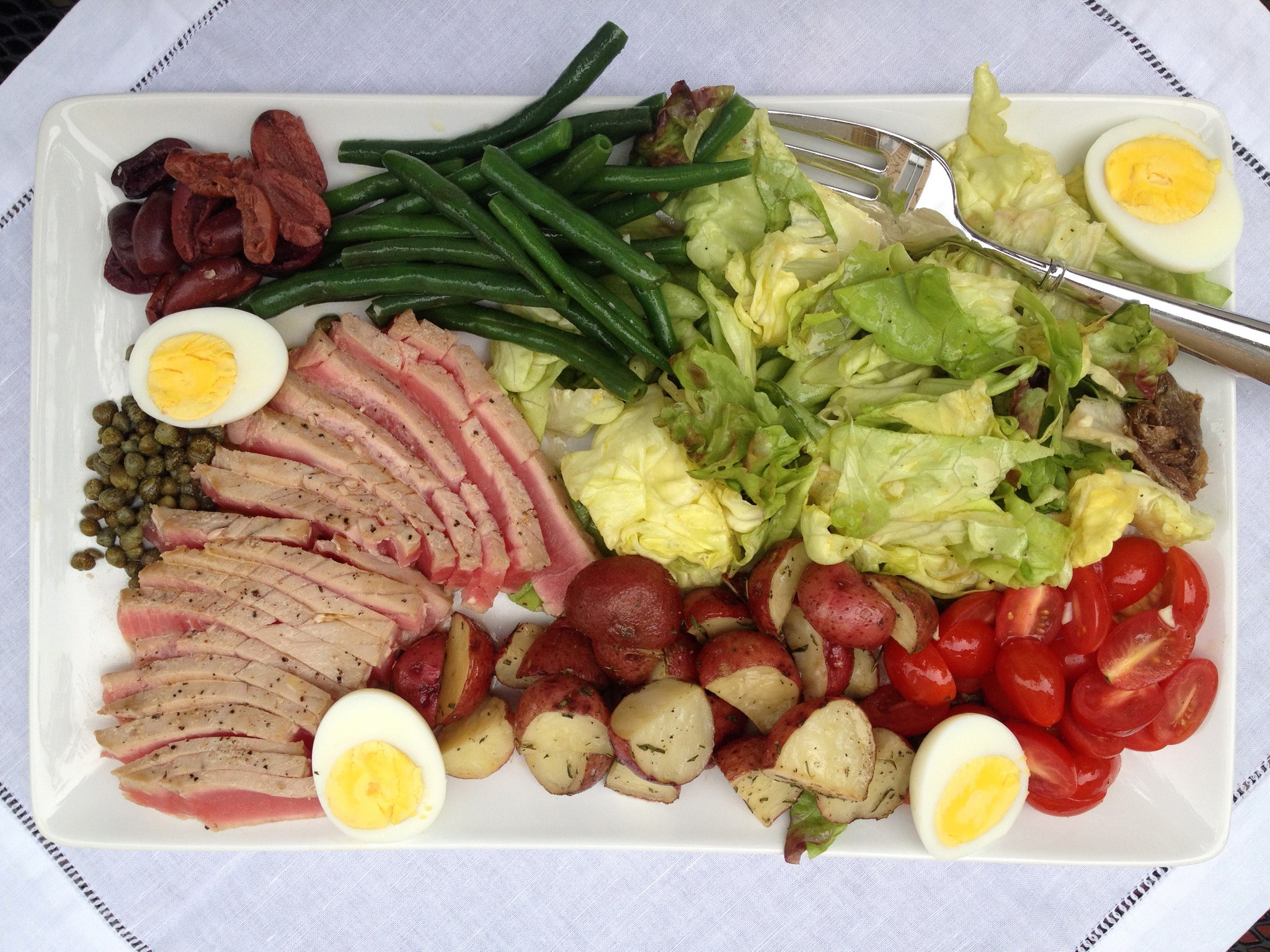 Salad Niçoise with Tuna, Potatoes, Eggs, and Tomatoes HD Wallpaper