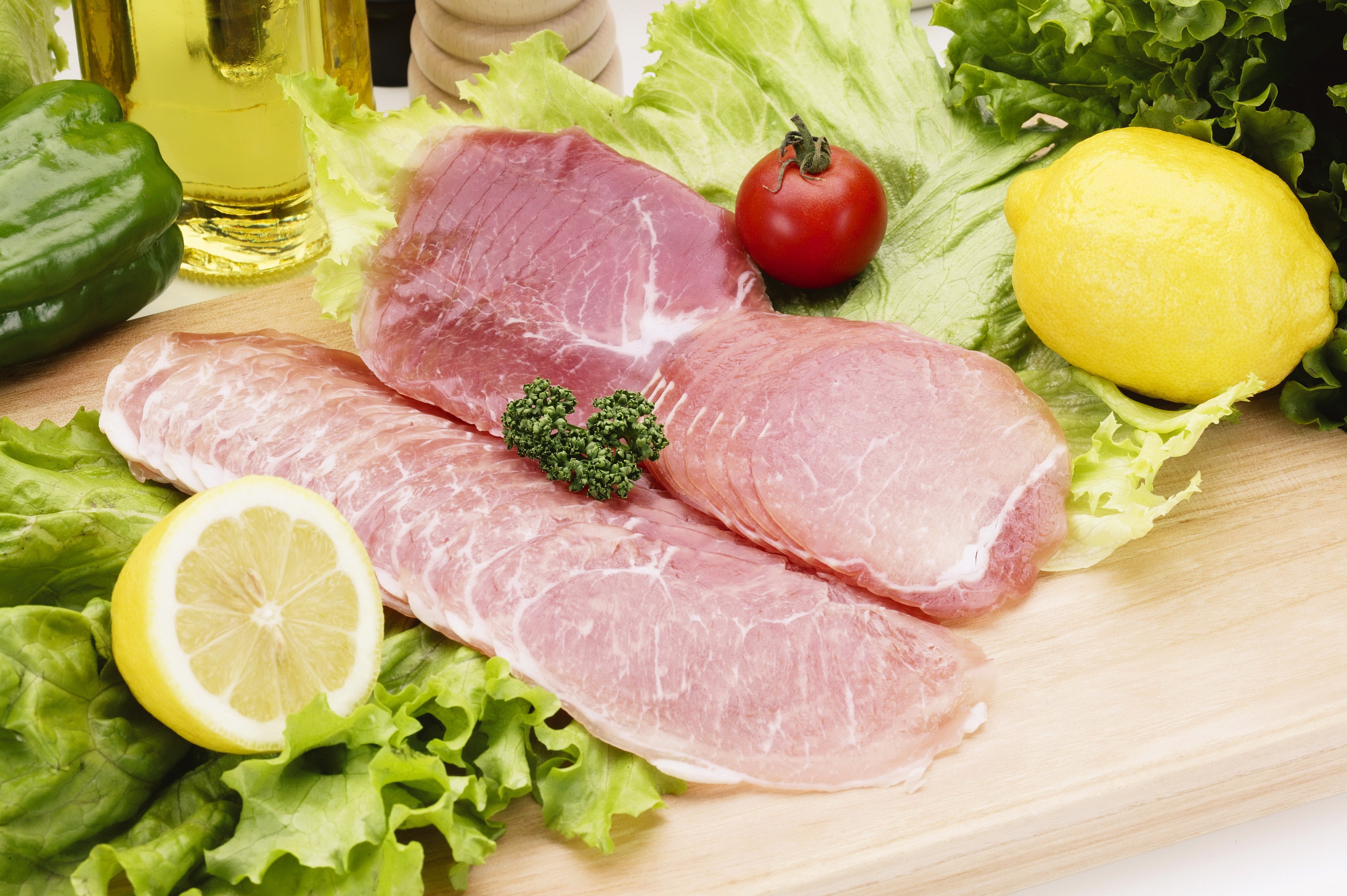 Raw Meat, Lemons, Tomatoes, and Lettuce HD Wallpaper