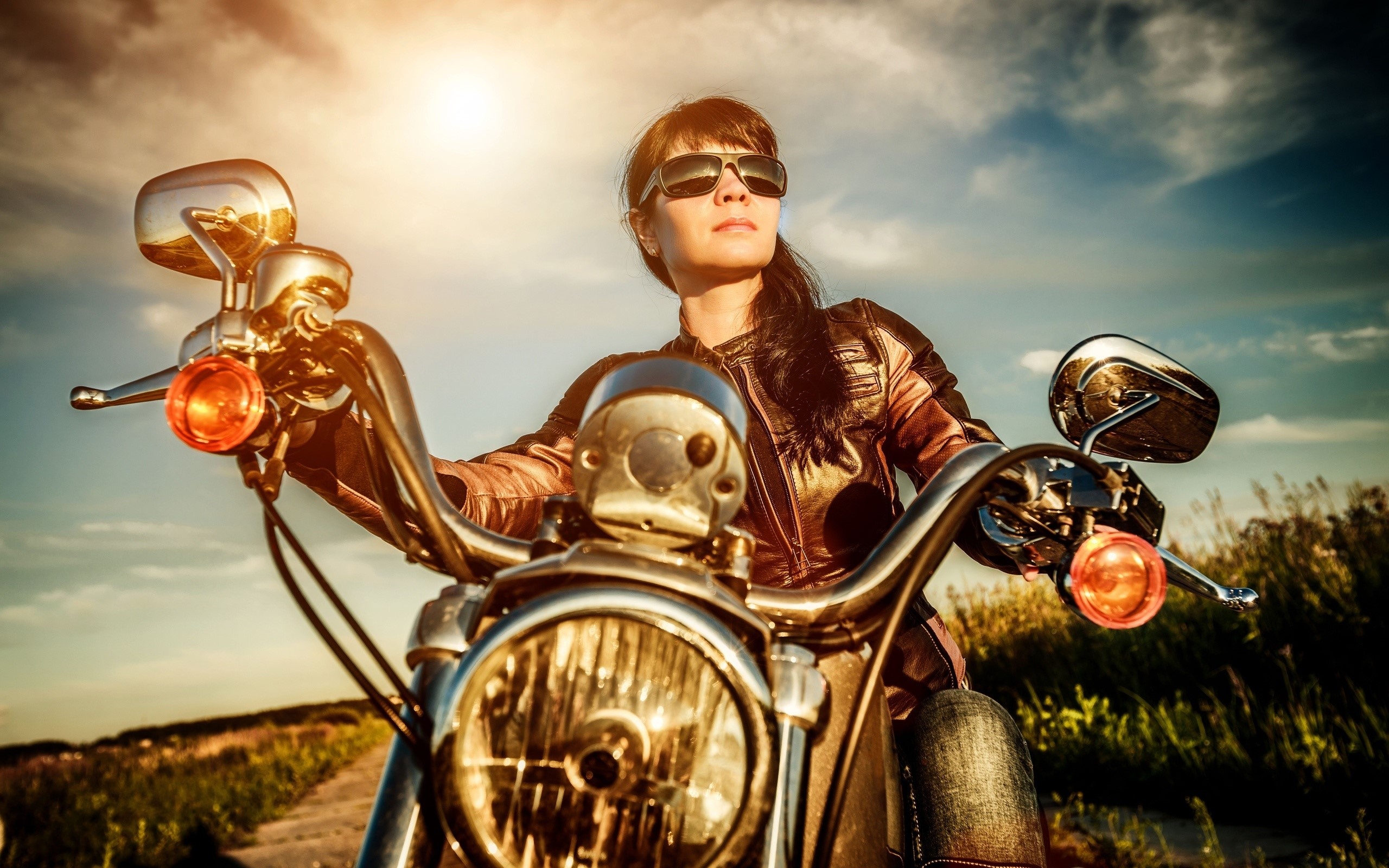 Woman in leather jacket riding a motorcycle HD Wallpaper