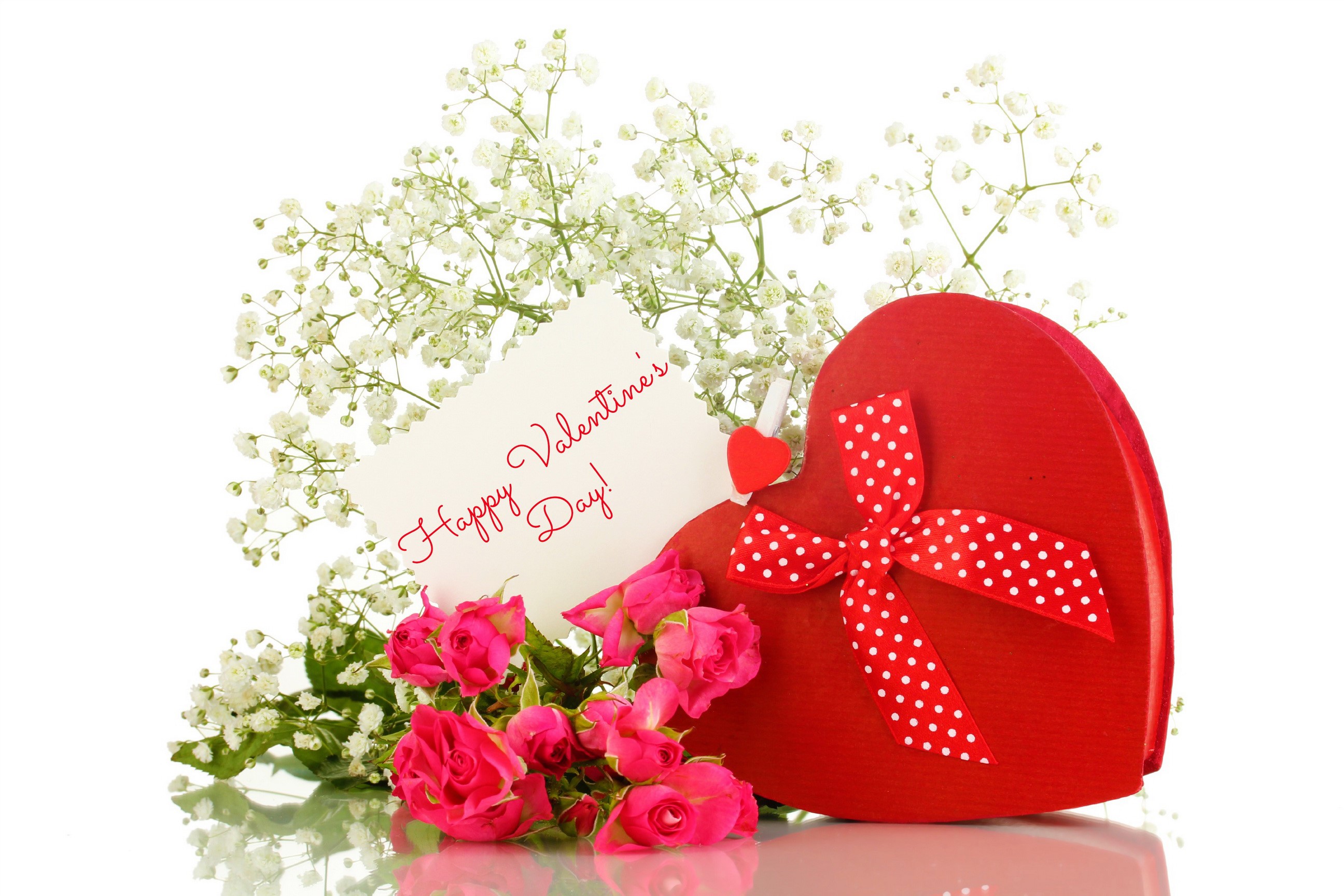 Valentine's Day heart gift with roses and flowers HD Wallpaper