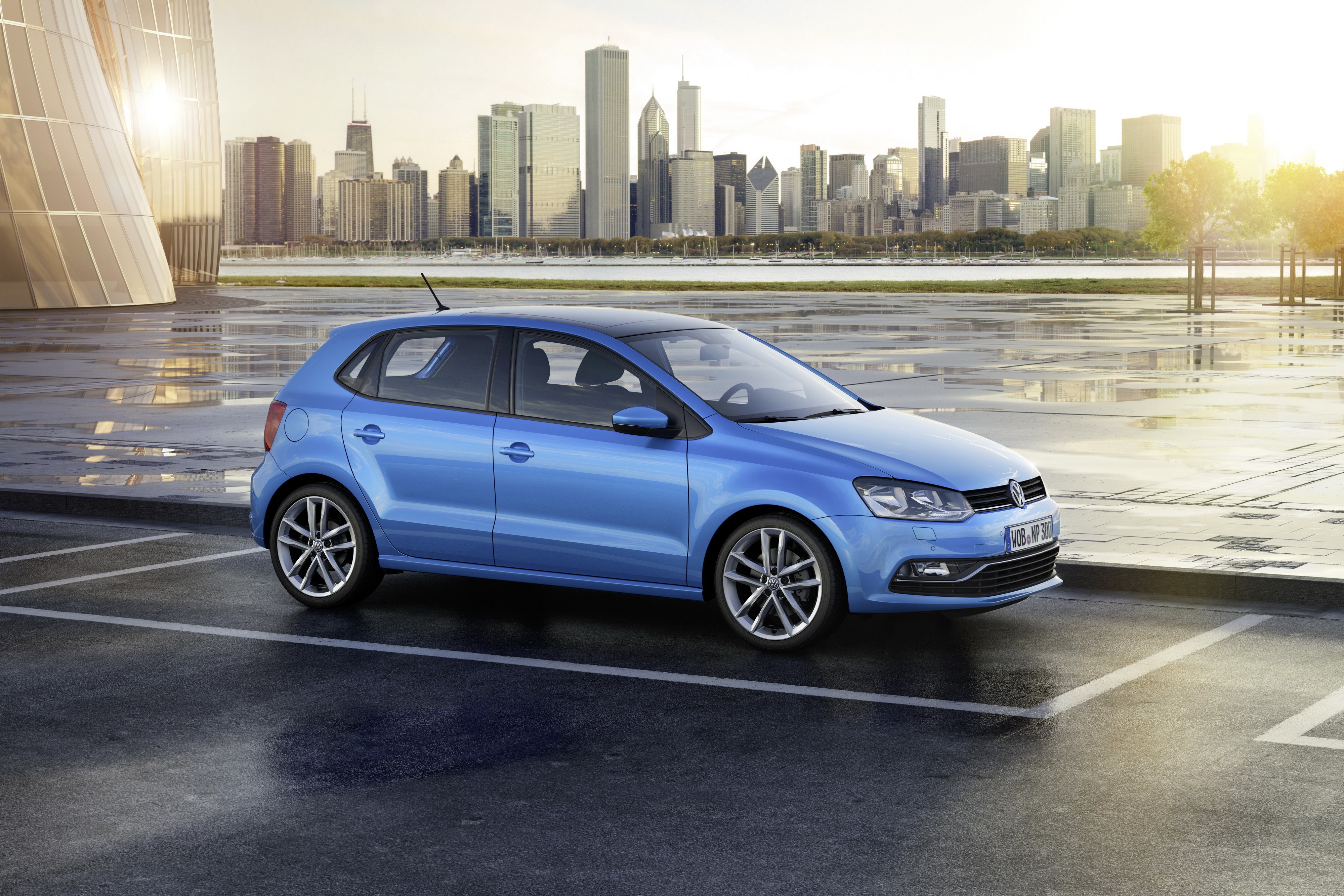 4K Volkswagen Polo parked in a city HD Wallpaper