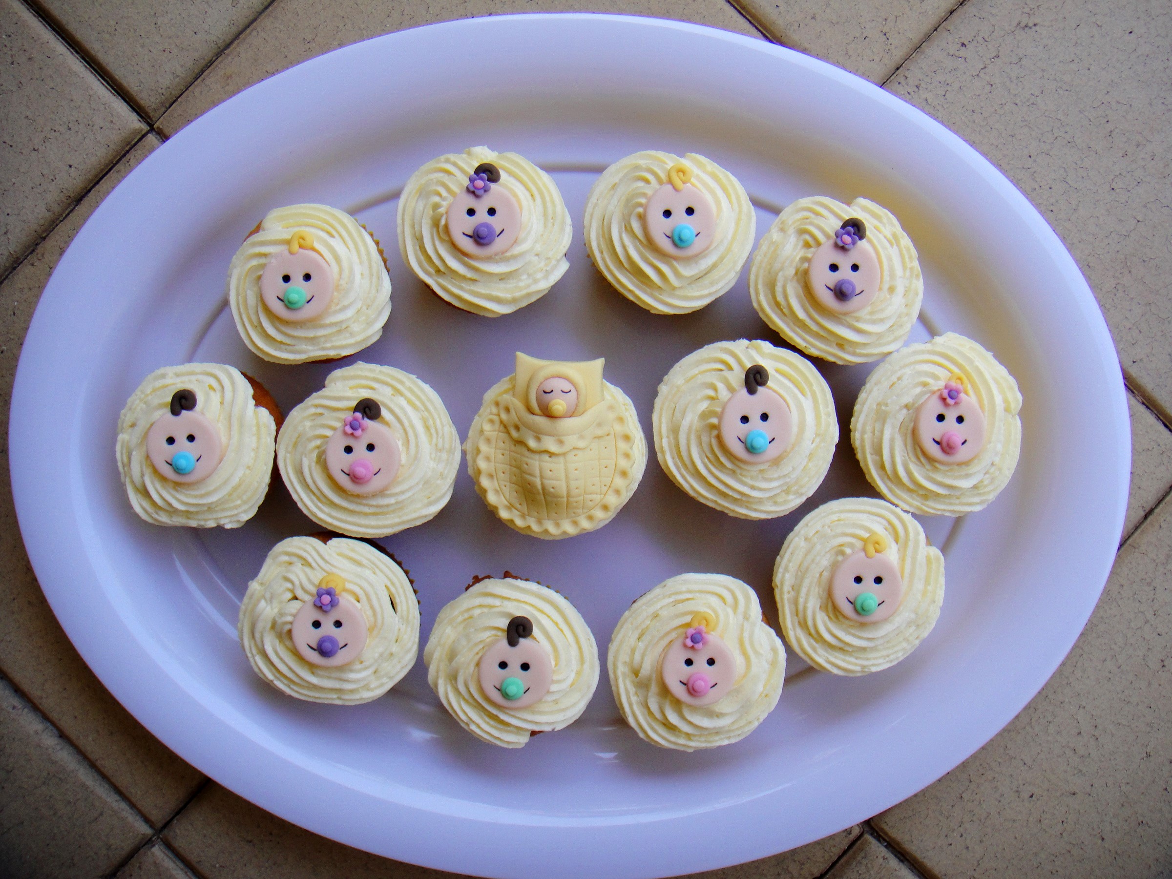 Baby shower cupcakes on a white plate HD Wallpaper