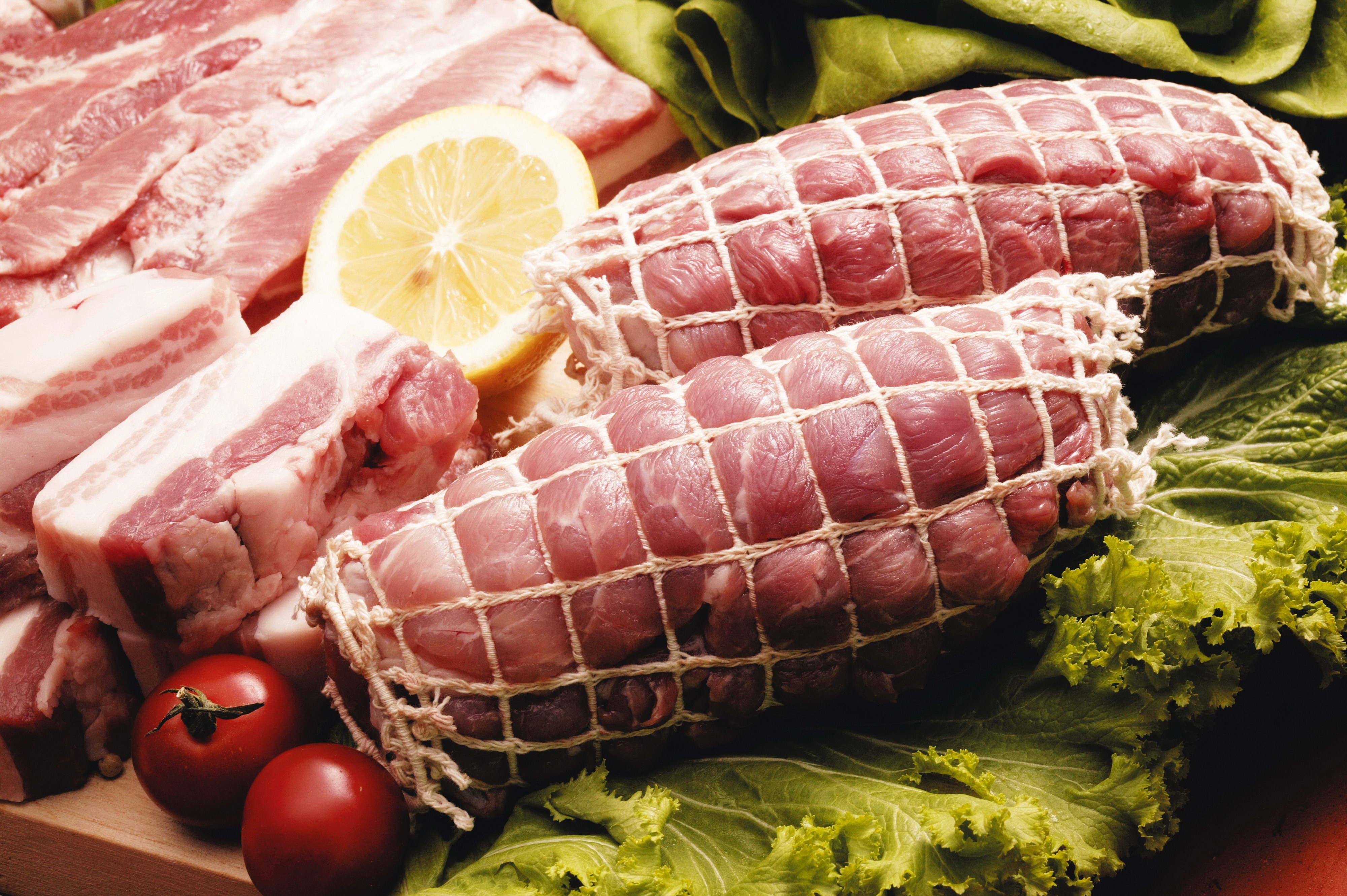 Meat products with lemon and vegetables HD Wallpaper