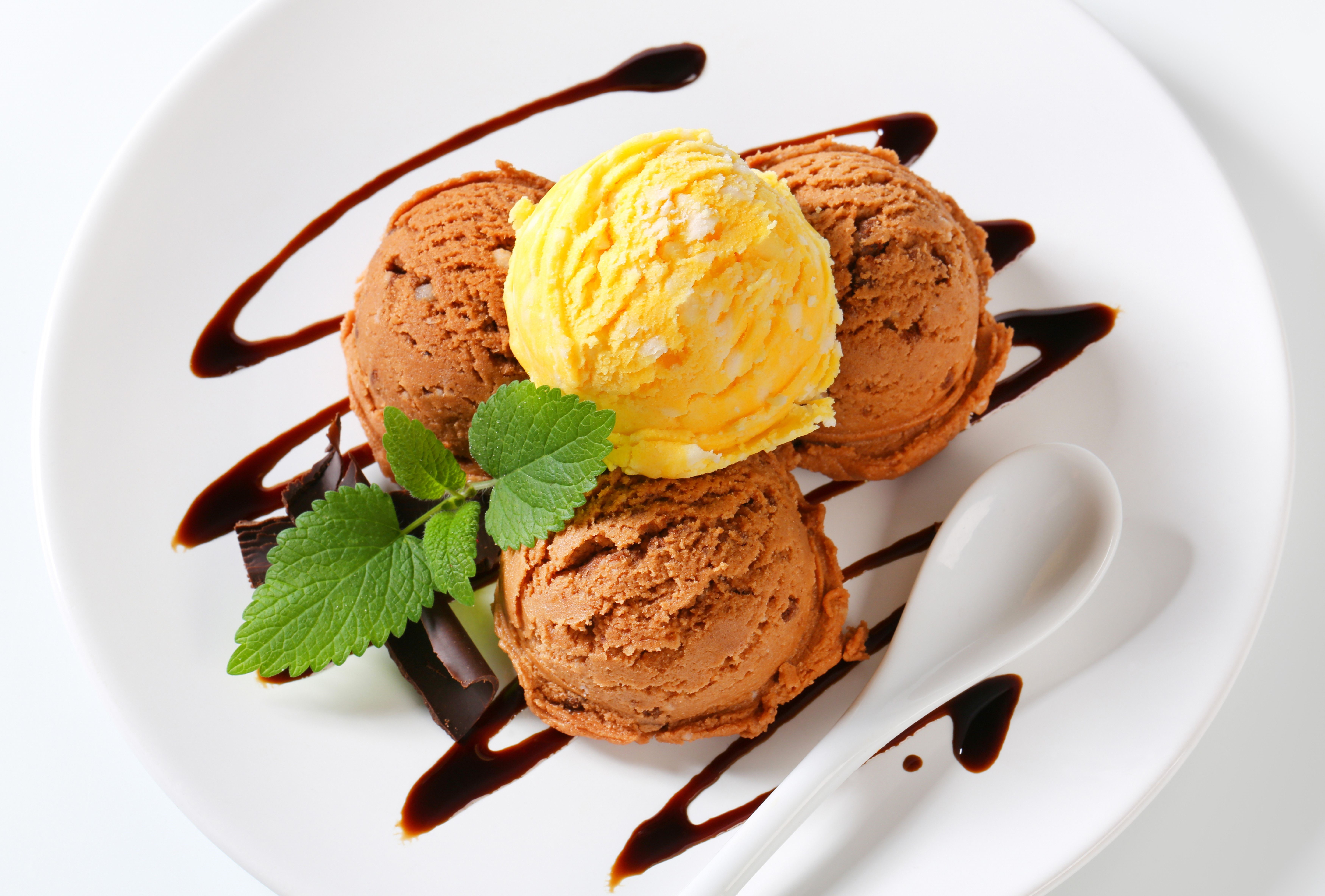 Ice cream scoops with chocolate sauce and mint HD Wallpaper