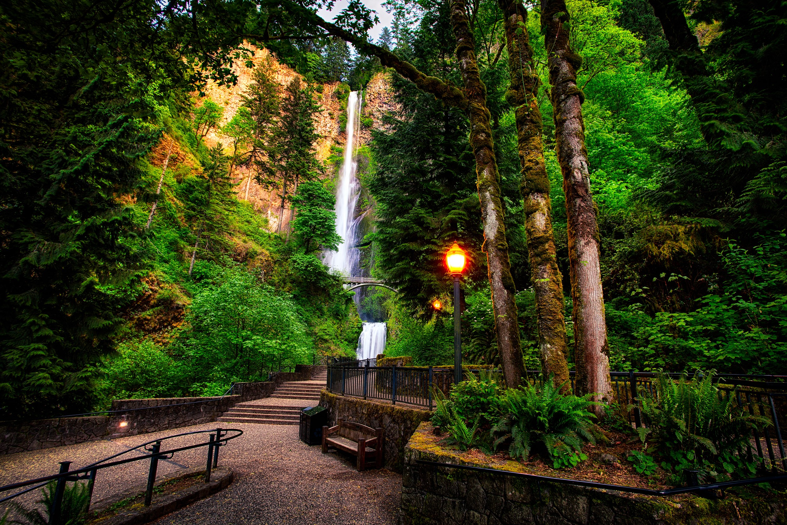 Multnomah Falls in Oregon with a bridge and park HD Wallpaper